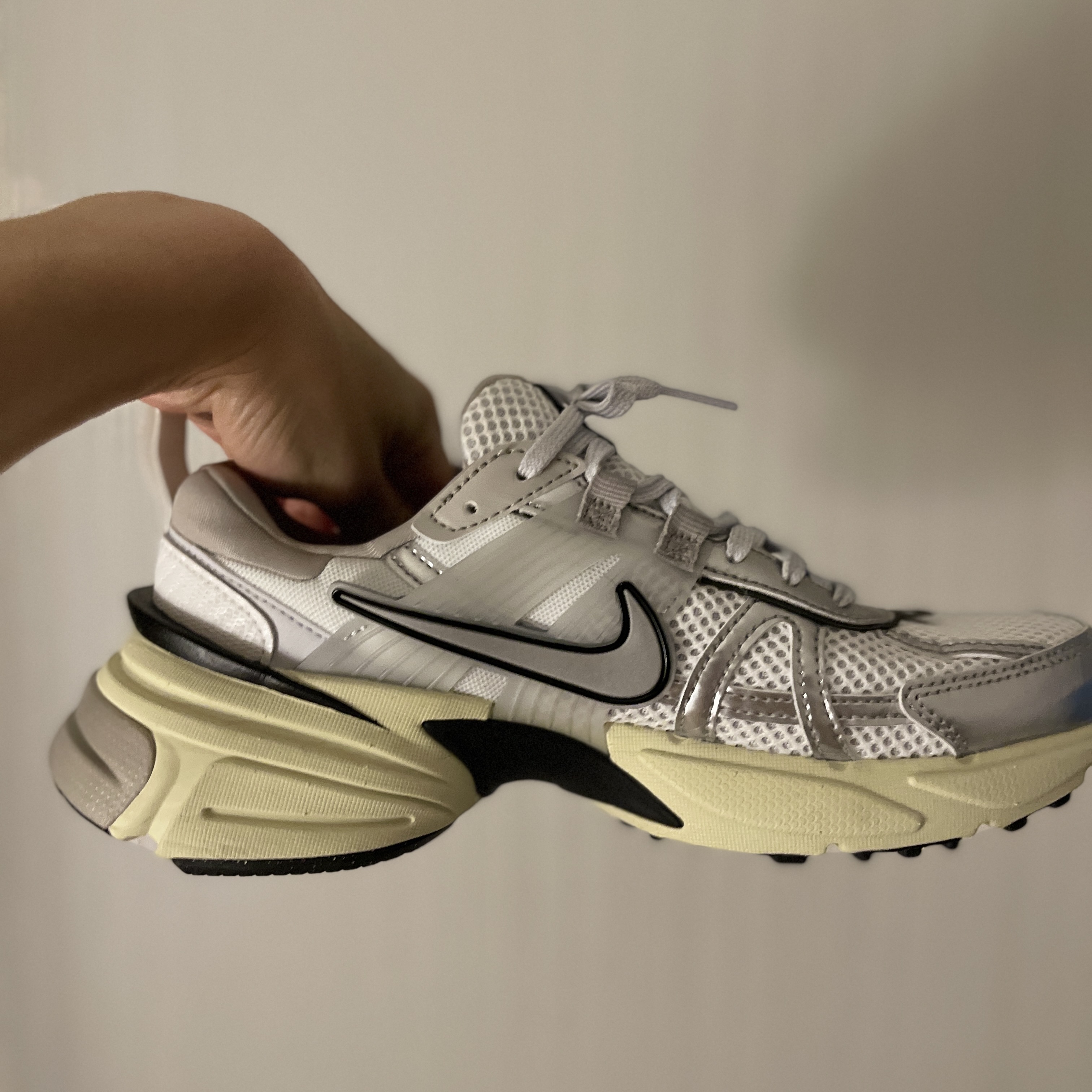Nike V2K Run Summit White Metallic Silver 착용 스타일 - 3