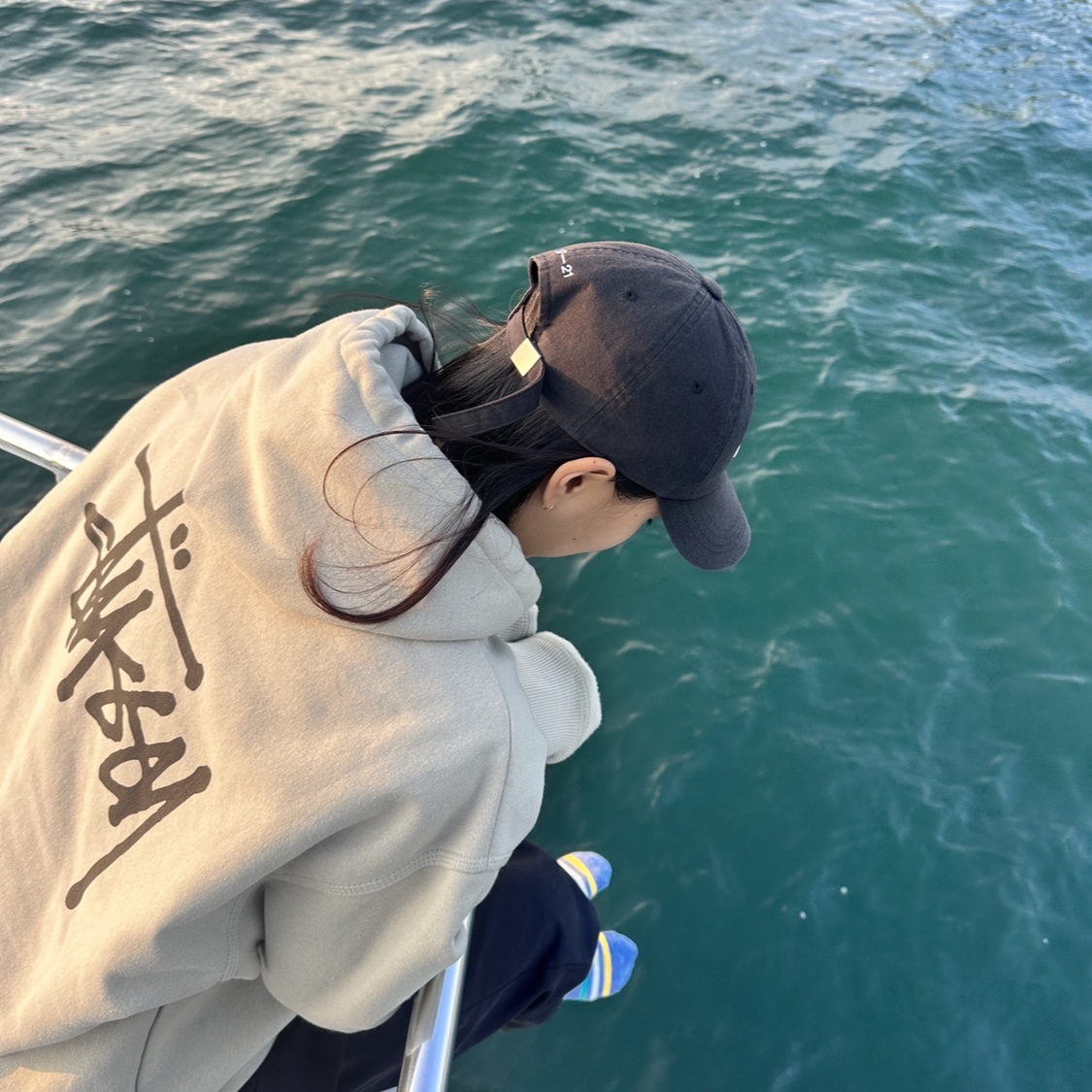 Stussy Basic Stussy Hoodie Khaki 2023, Emis New Logo Emis Cap Black 착용 스타일 - 1