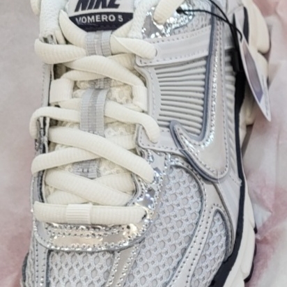 (W) Nike Zoom Vomero 5 Photon Dust and Metallic Silver 착용 스타일