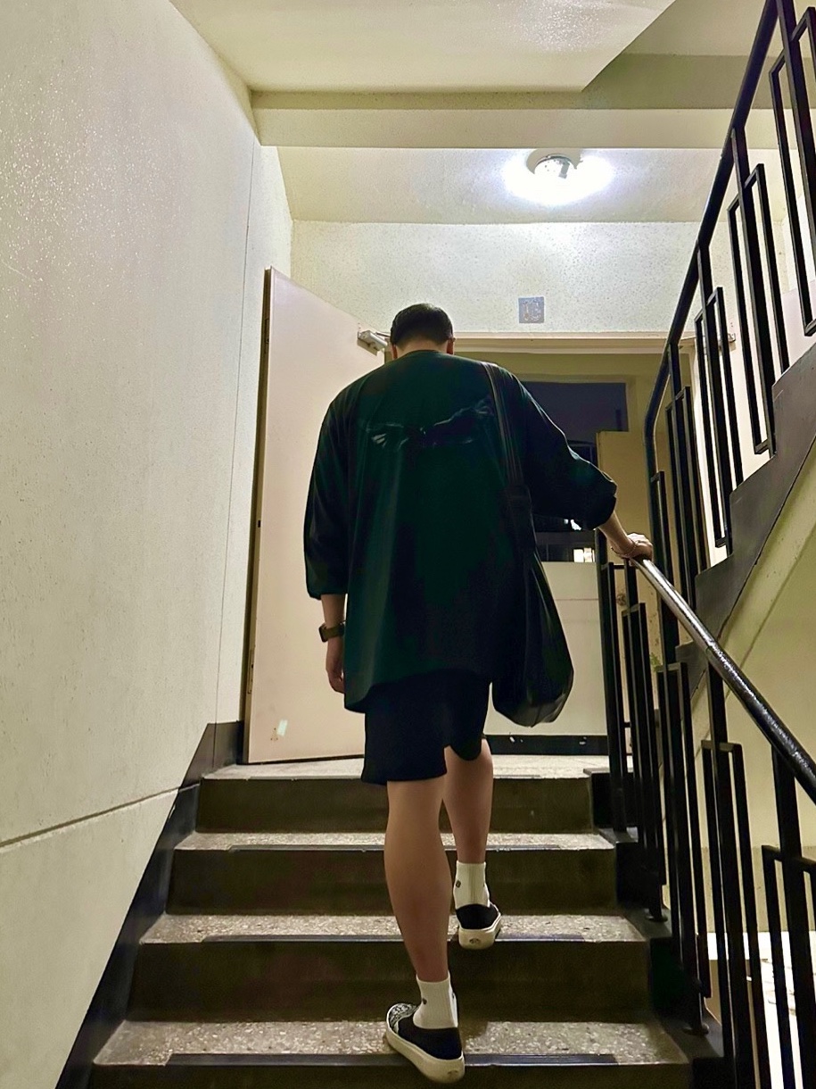 Yeezy Gap Engineered By Balenciaga Dove Long Sleeve T-Shirt Black, Vans ComfyCush One Bandana Marshmallow Black 착용 스타일