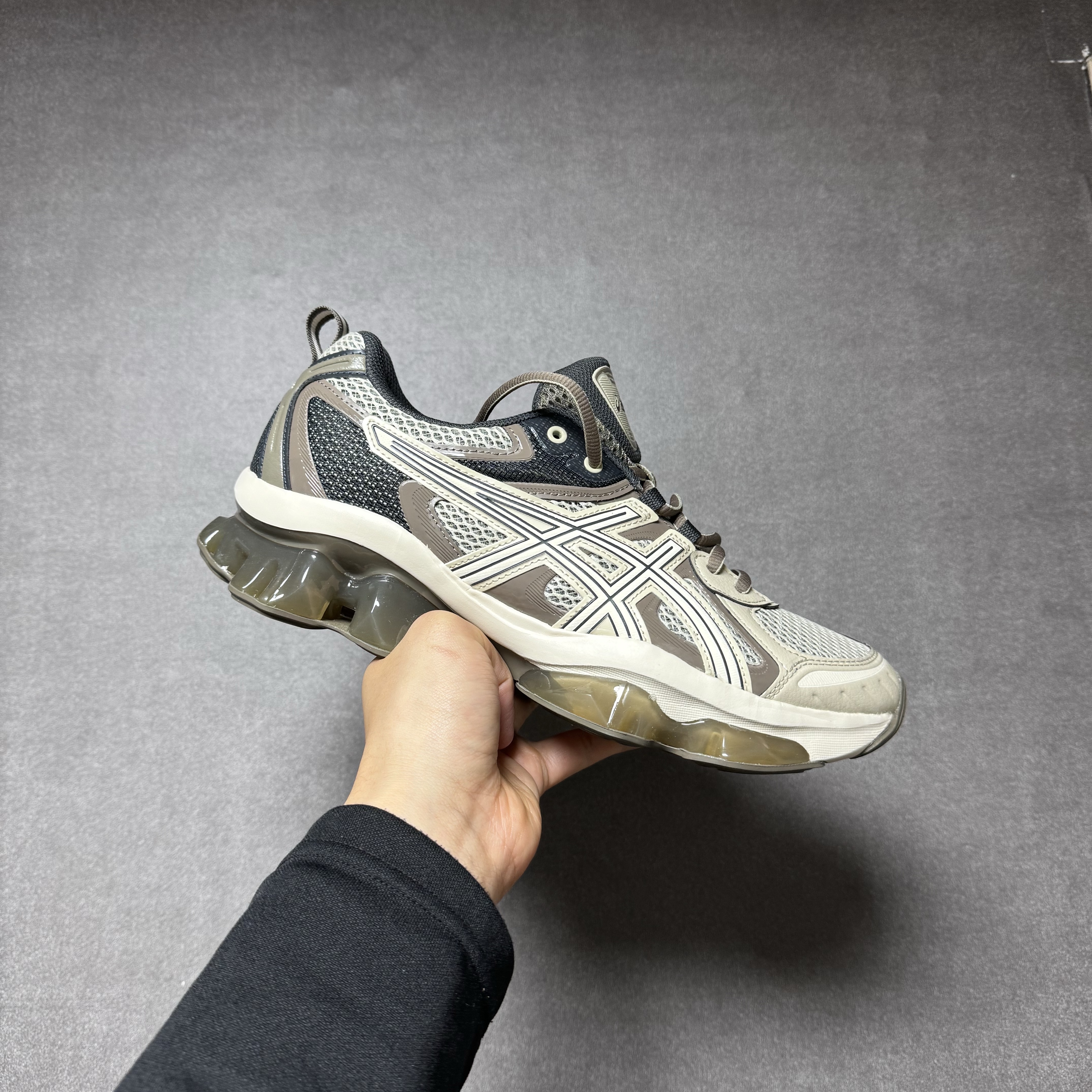 Asics Gel-Quantum Kinetic Birch Dark Taupe 착용 스타일