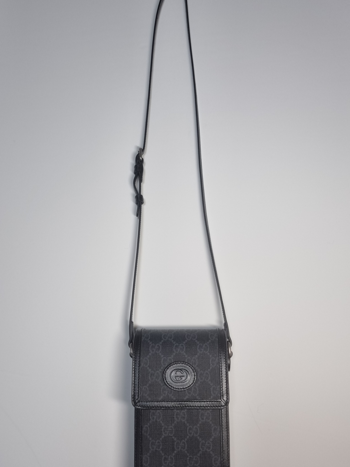 Gucci GG Supreme Canvas Shoulder Bag with Interlocking G Black 착용 스타일 - 1