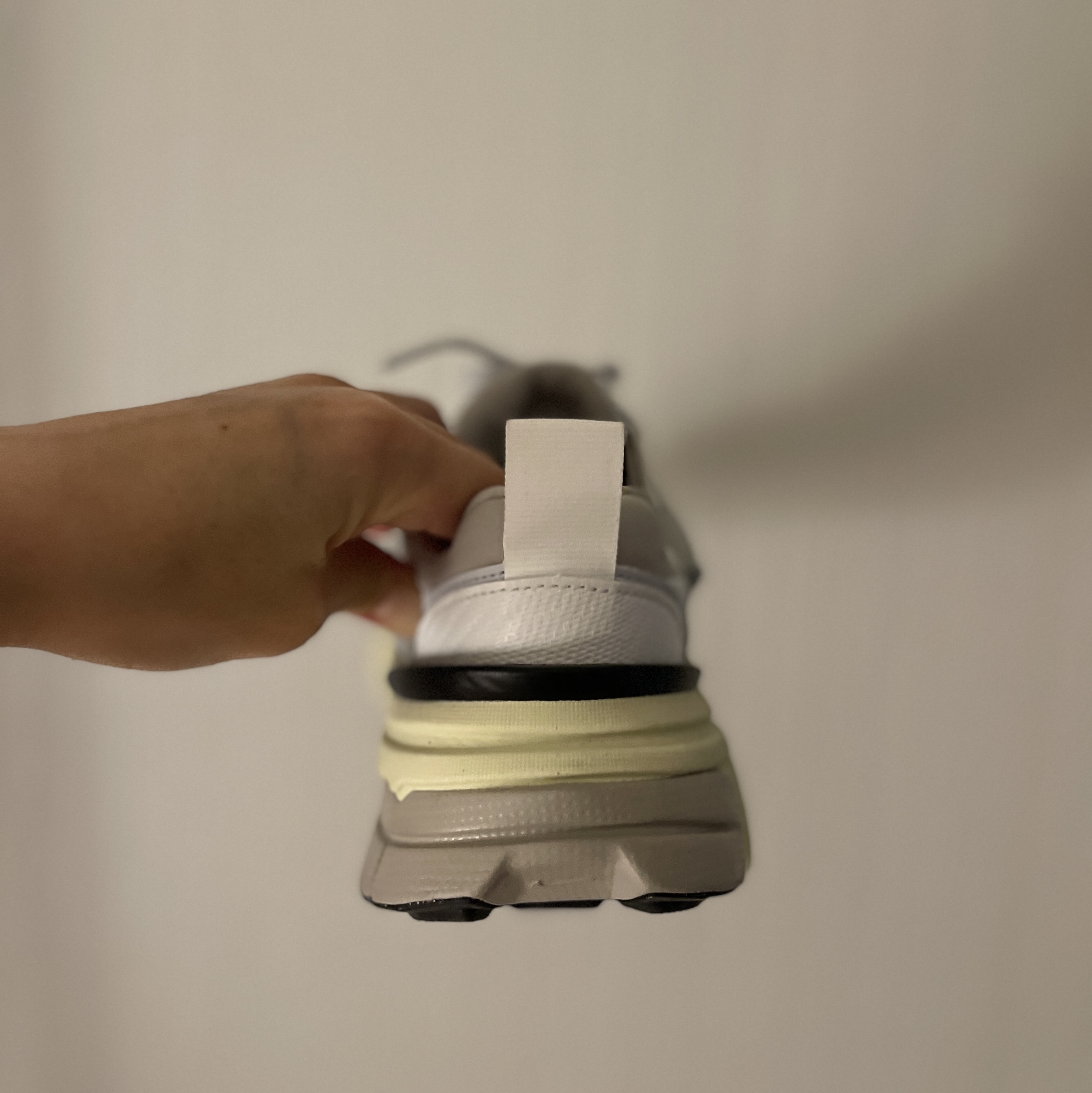 Nike V2K Run Summit White Metallic Silver 착용 스타일 - 1