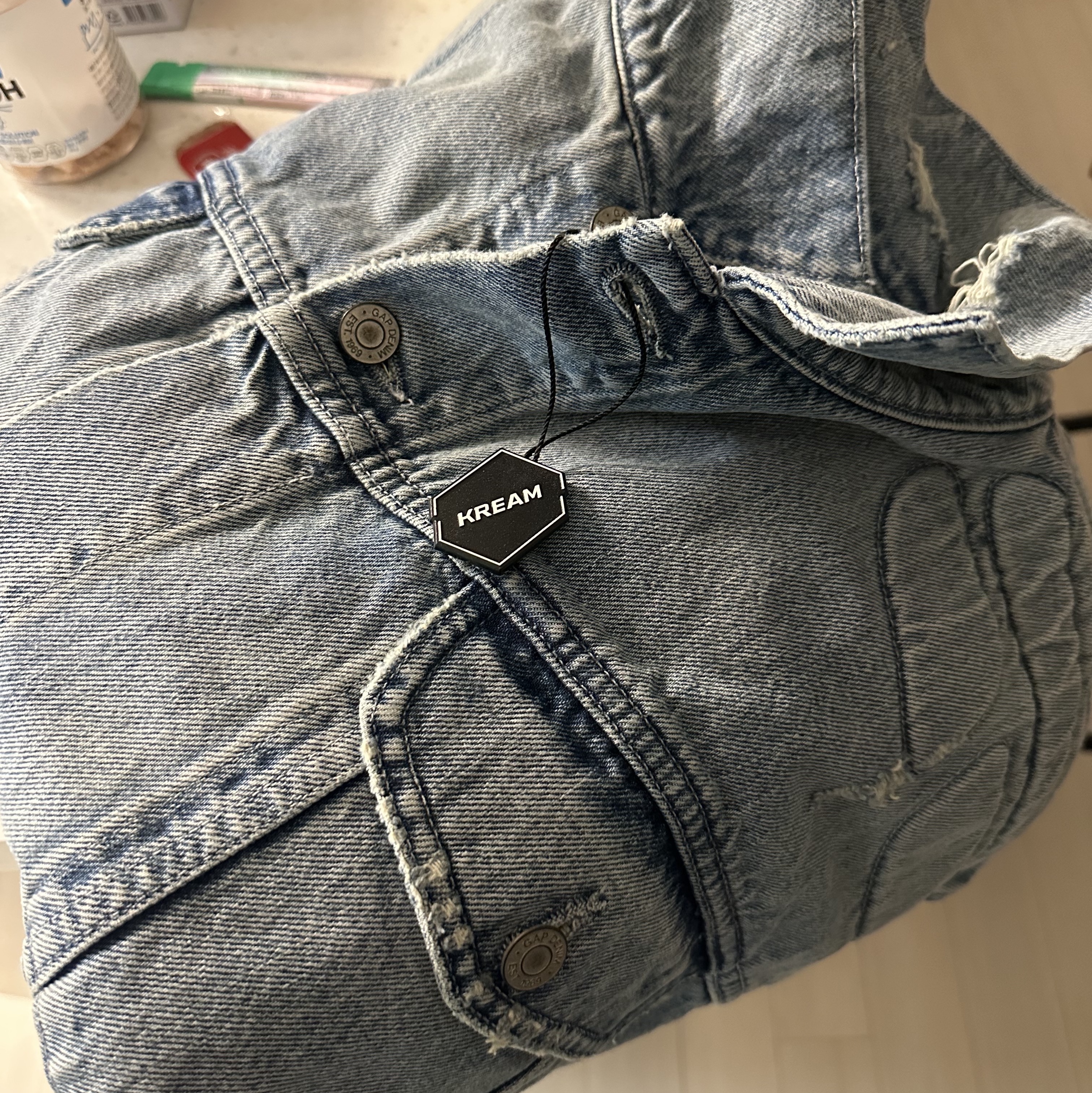 Yeezy Gap Engineered By Balenciaga Padded Denim Jacket Blue 착용 스타일
