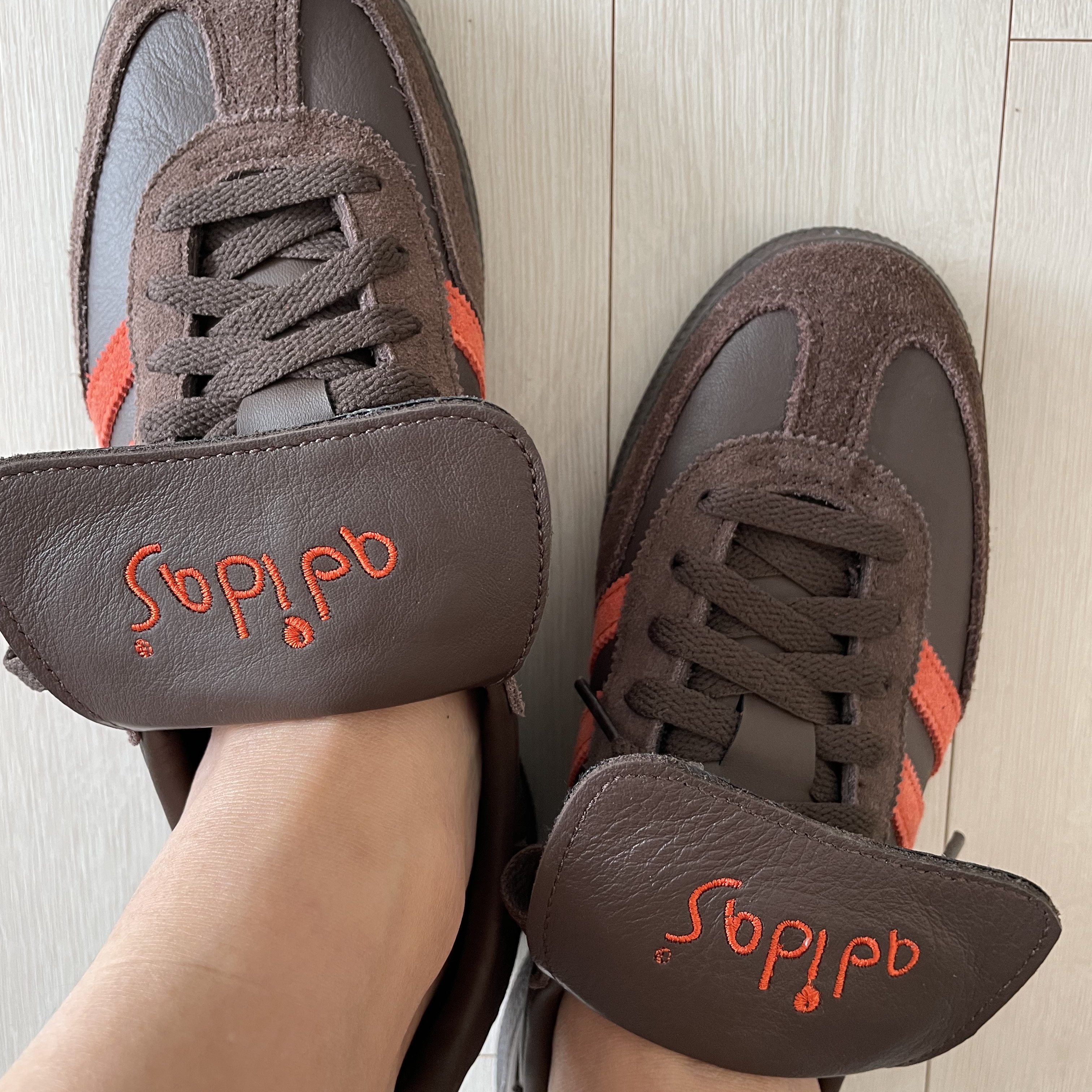 Adidas Spezial Handball Brown Collegiate Orange 착용 스타일 - 2
