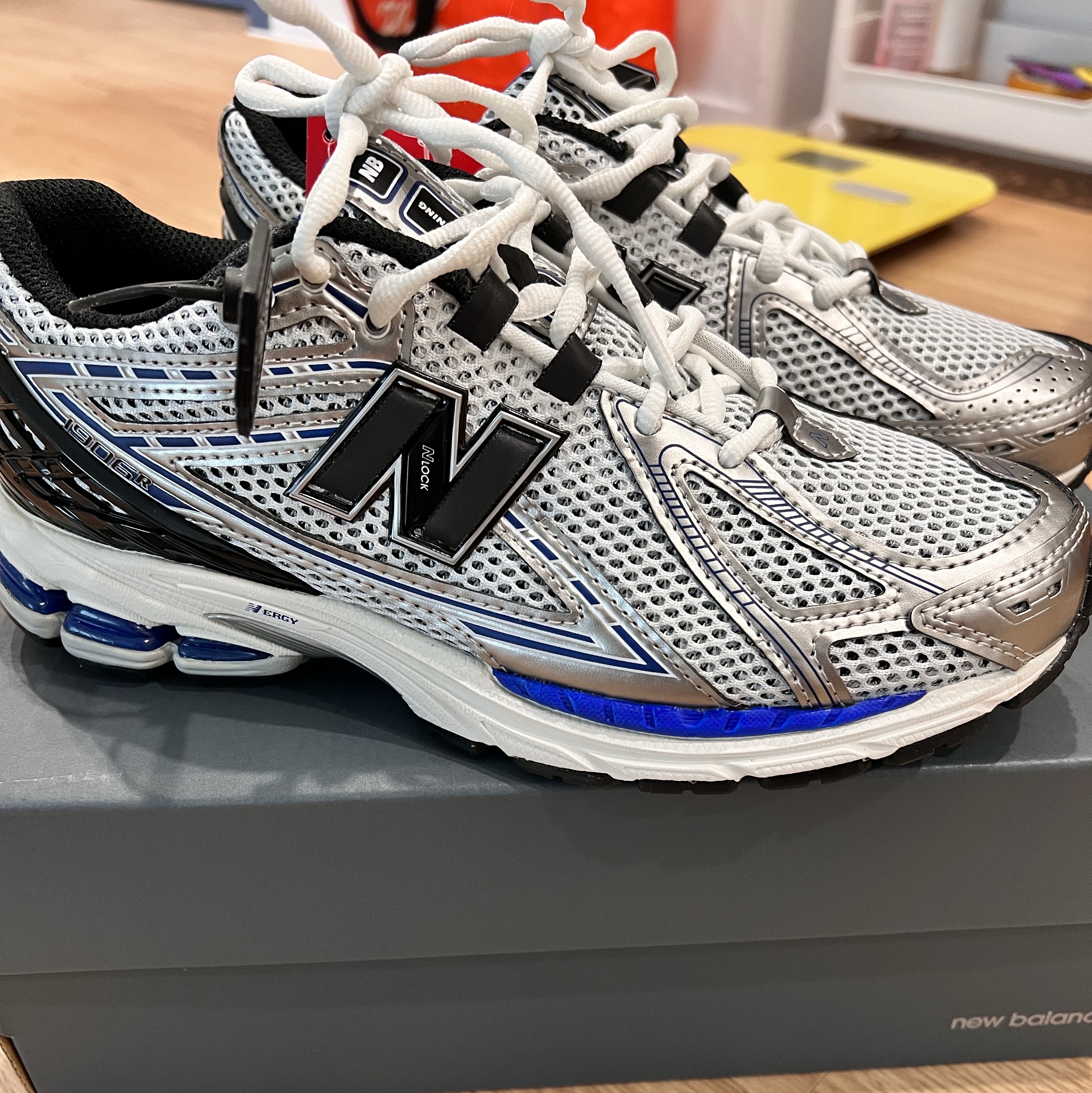 New Balance 1906R Silver Metallic 착용 스타일 - 2