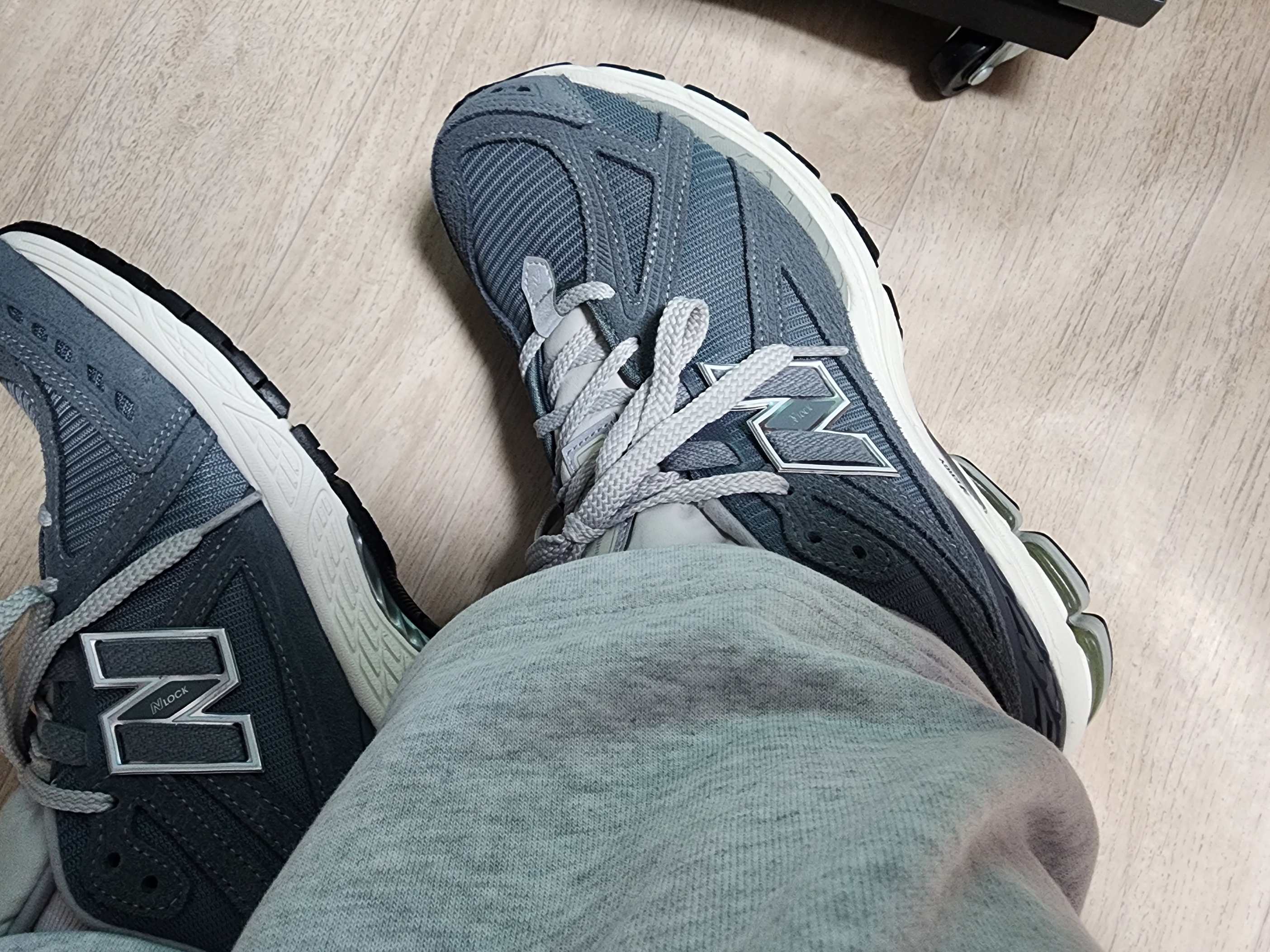 New Balance 1906R Titanium Grey Matter 착용 스타일 - 1