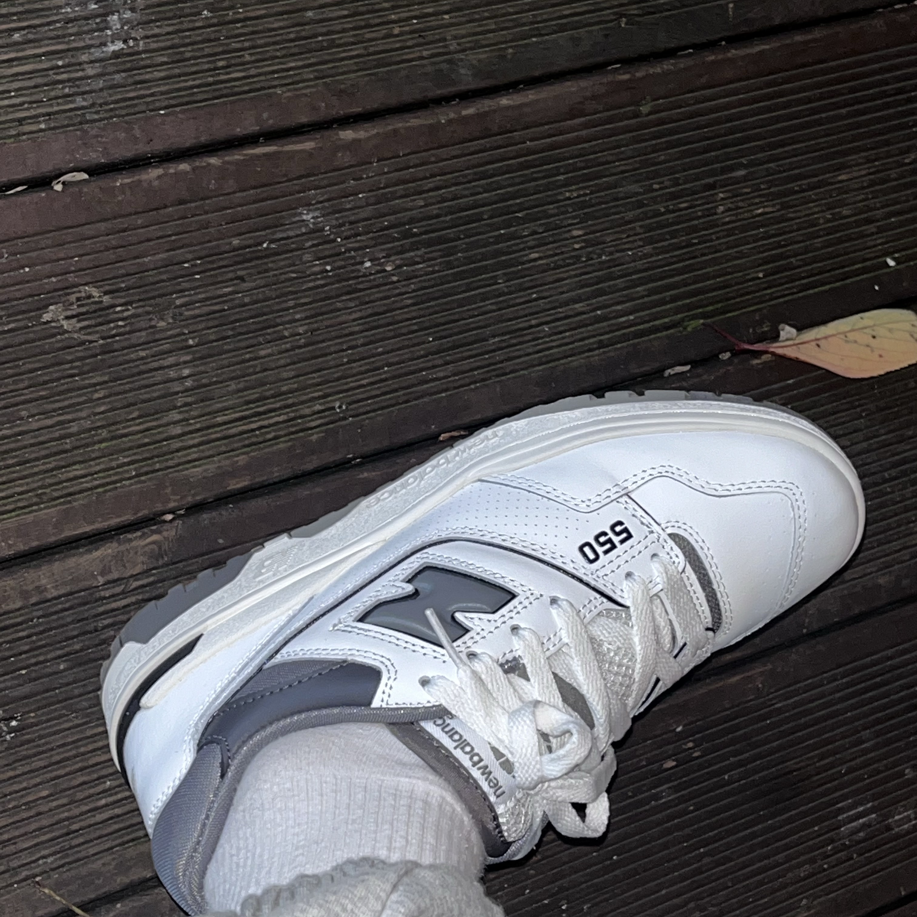 New Balance 550 White Grey Dark Grey - 2E Wide 착용 스타일 - 3