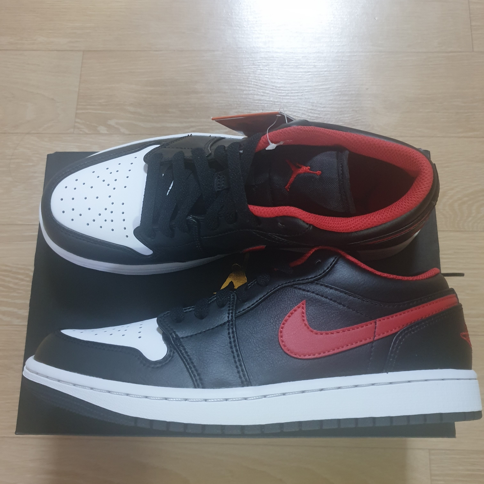 Jordan 1 Low Black Fire Red 착용 스타일