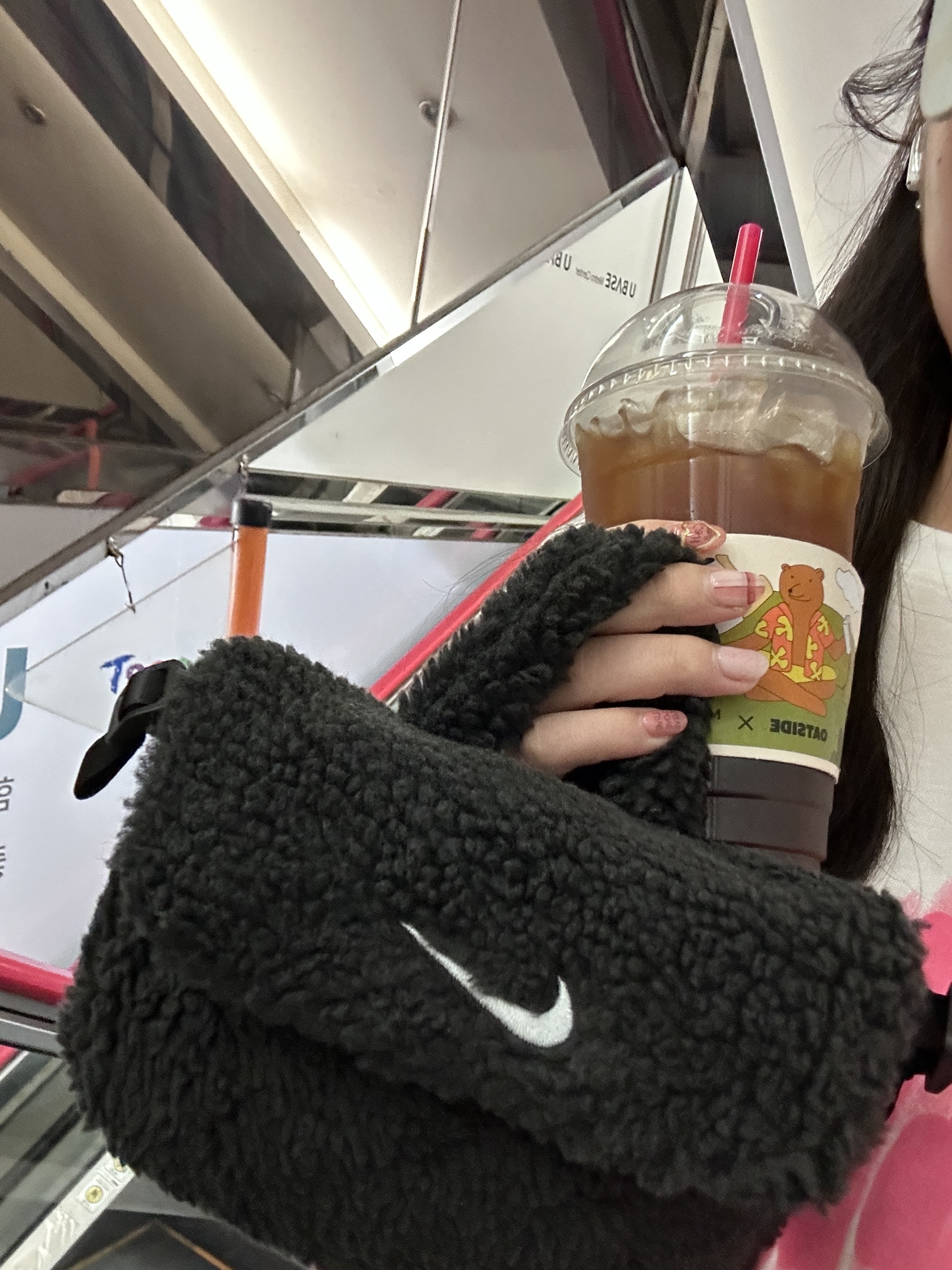 (Kids) Nike NSW Faux Fur Crossbody Bag Black 착용 스타일