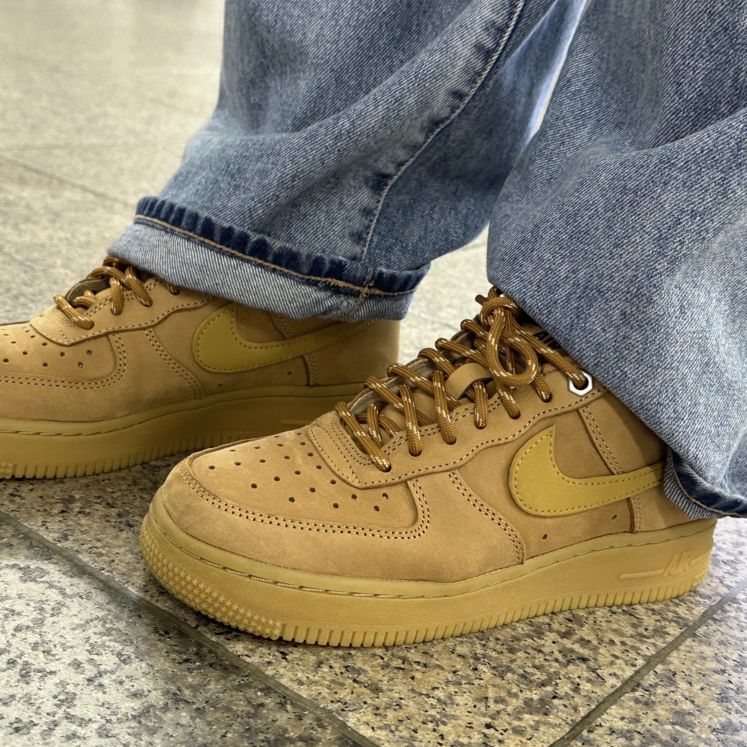 Nike Air Force 1 '07 WB Flax 착용 스타일