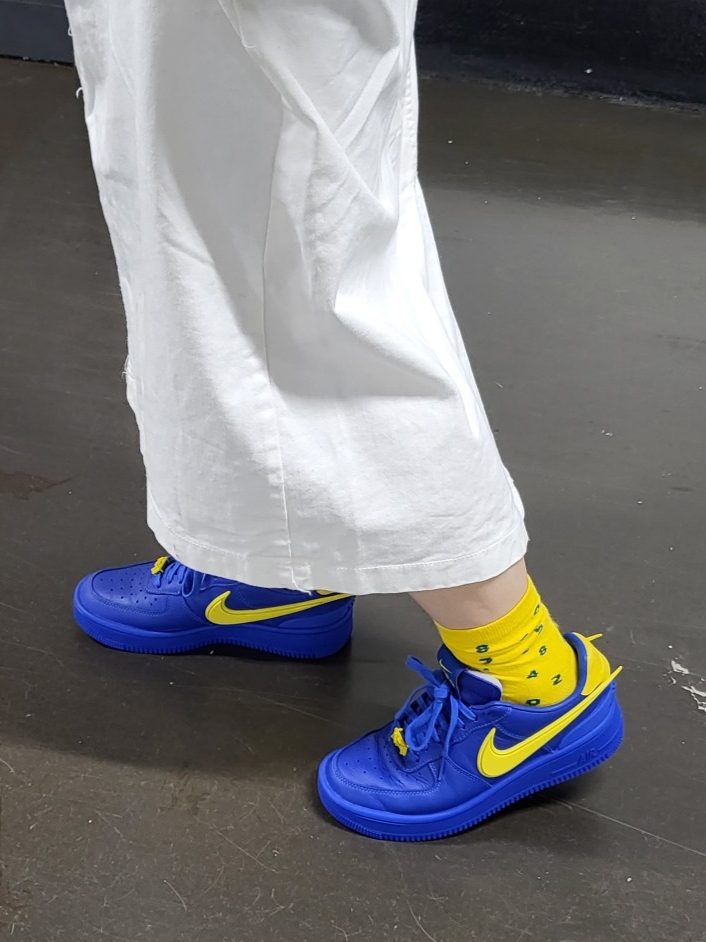 Nike x Ambush Air Force 1 Low SP Game Royal and Vivid Sulfur 착용 스타일 - 3