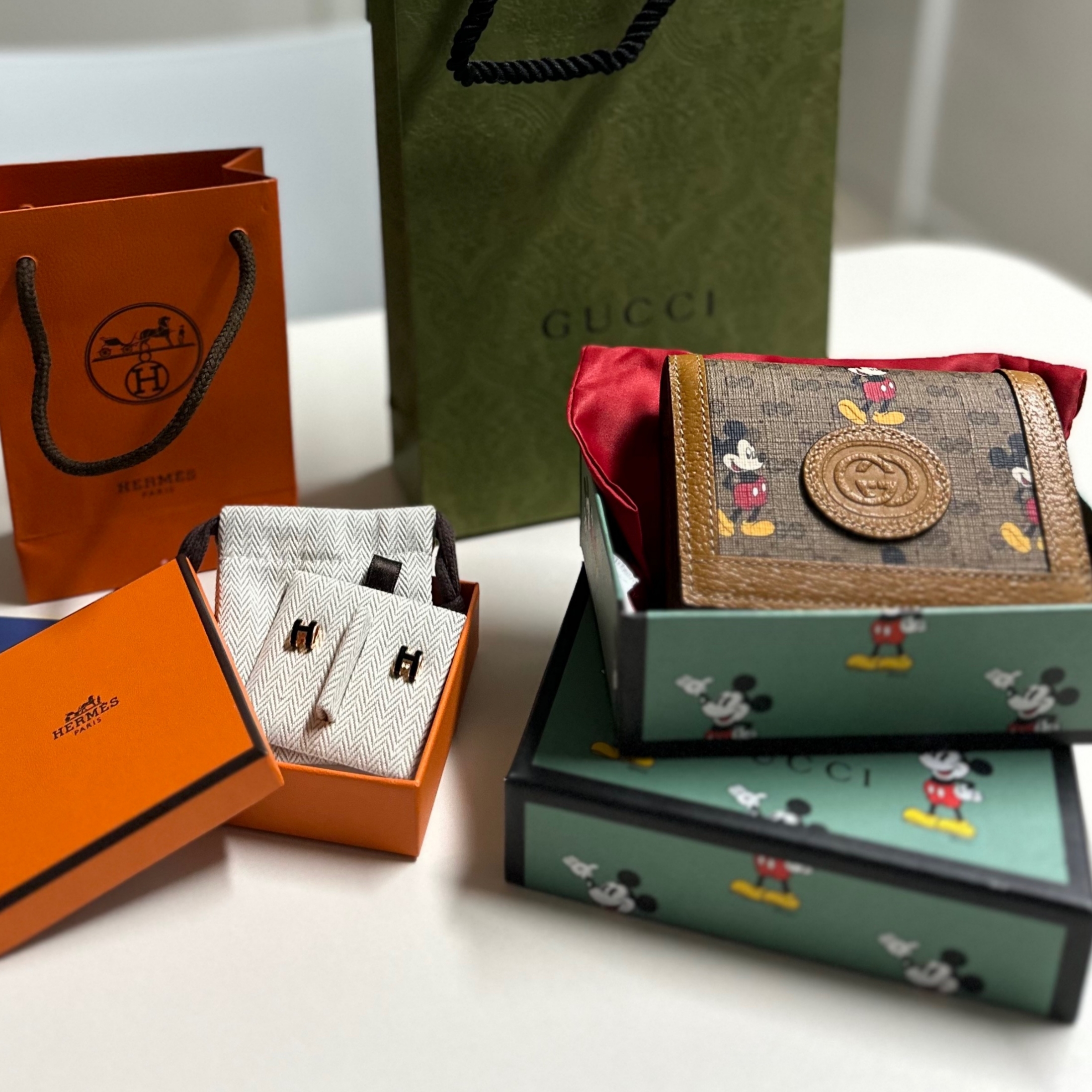 (W) Hermes Mini Pop H Earrings Gold & Noir 착용 스타일
