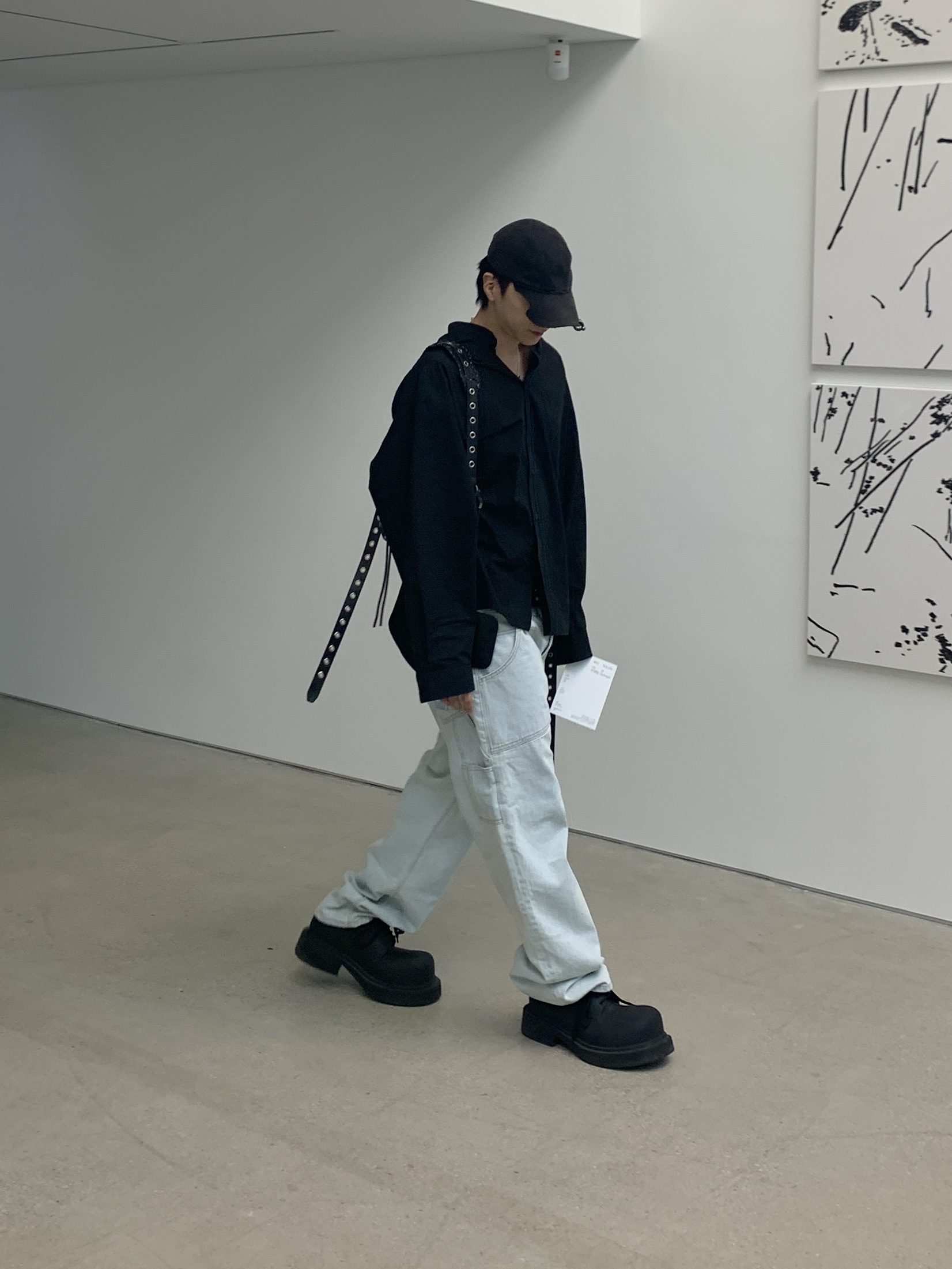 Balenciaga Heavy Piercing Cap Faded Black, Balenciaga Le Cagole XS Flap Bag in Arena Lambskin Black 착용 스타일 - 1