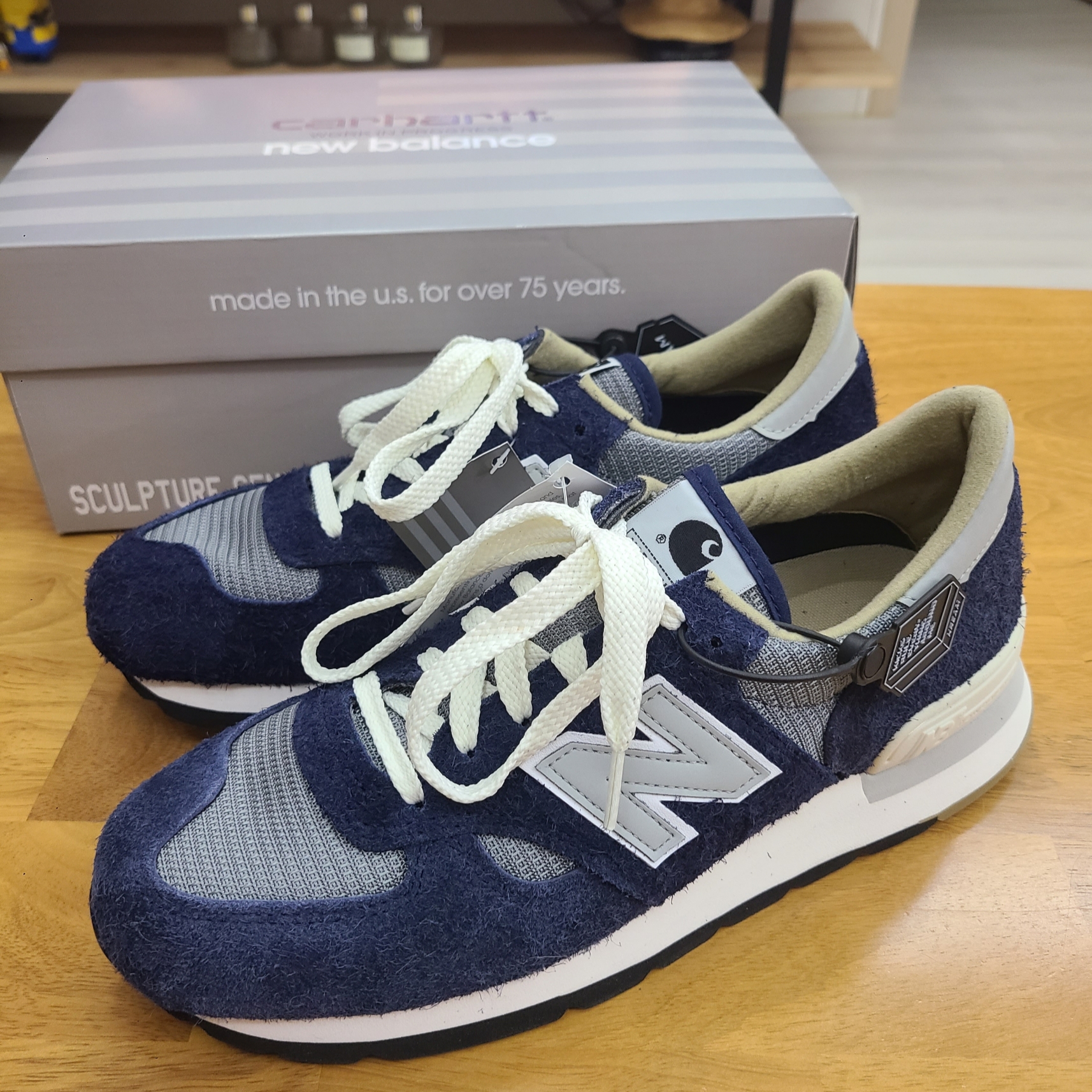 New Balance x Carhartt WIP 990v1 Made in USA Sculpture Center 착용 스타일 - 1