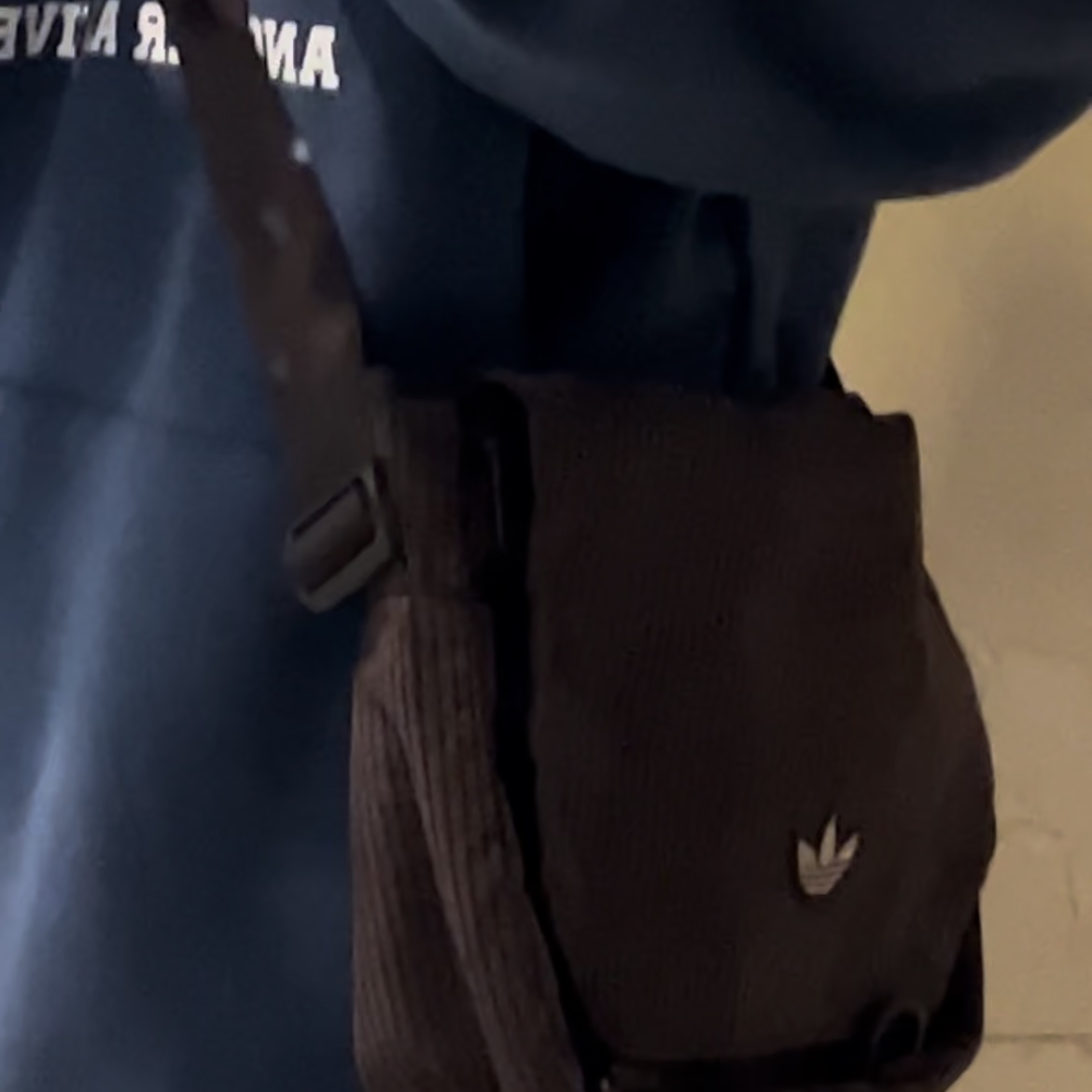 Adidas NEXT+ Corduroy Messenger Bag Shadow Brown 착용 스타일
