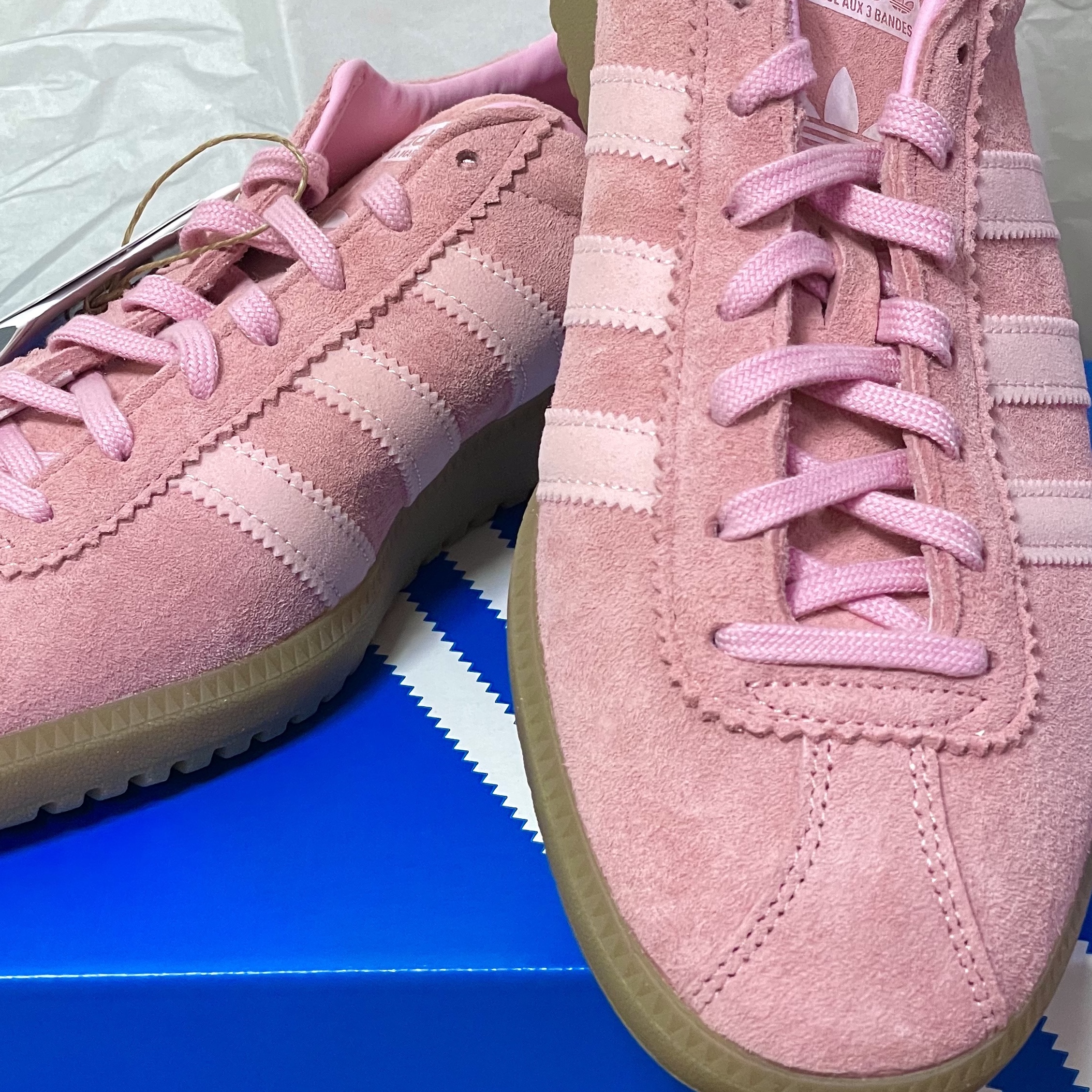Adidas Bermuda Glow Pink 착용 스타일 - 3