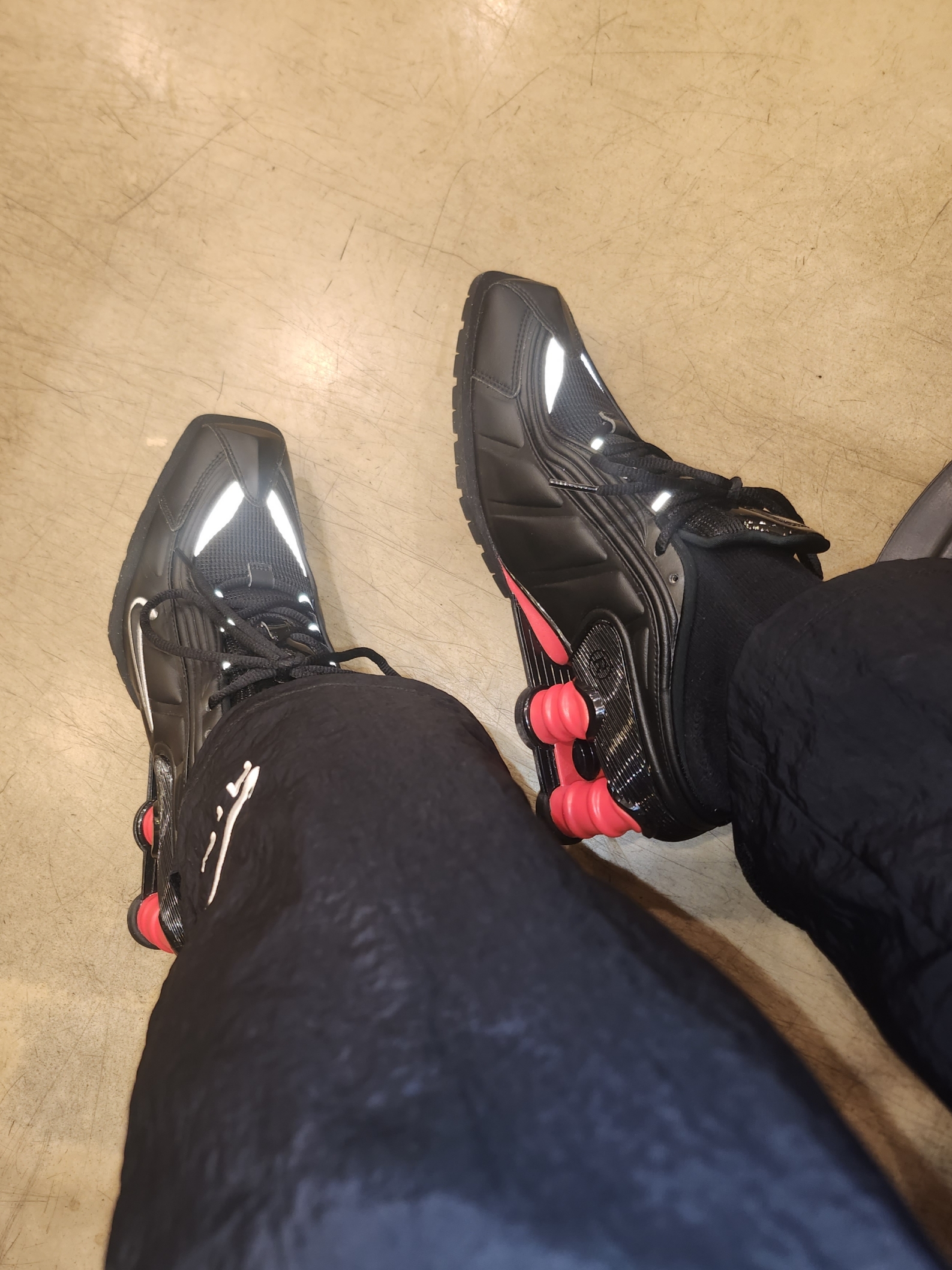 Nike x Martine Rose Shox MR4 Black 착용 스타일 - 2