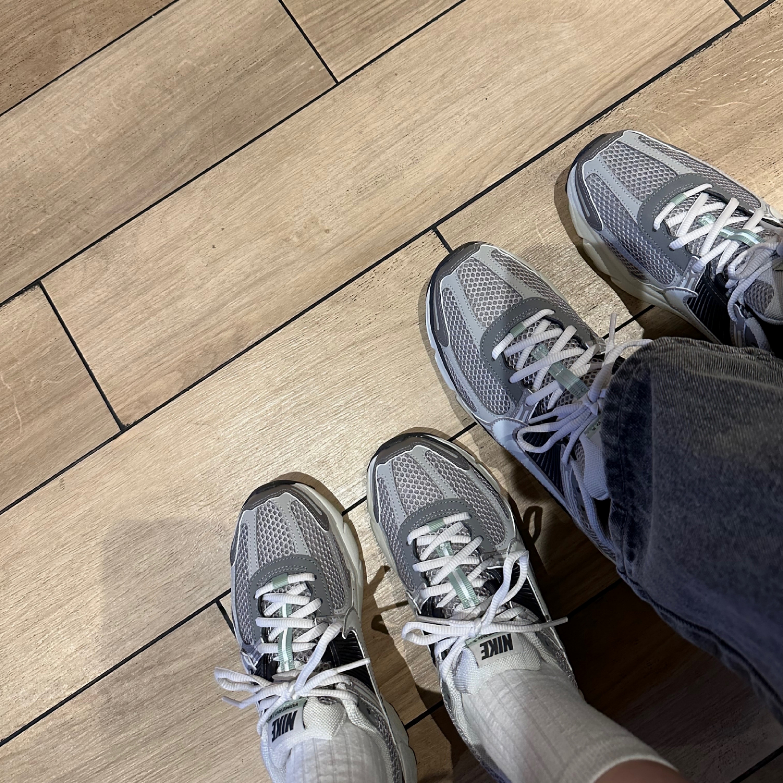 (W) Nike Zoom Vomero 5 Cobblestone and Flat Pewter 착용 스타일