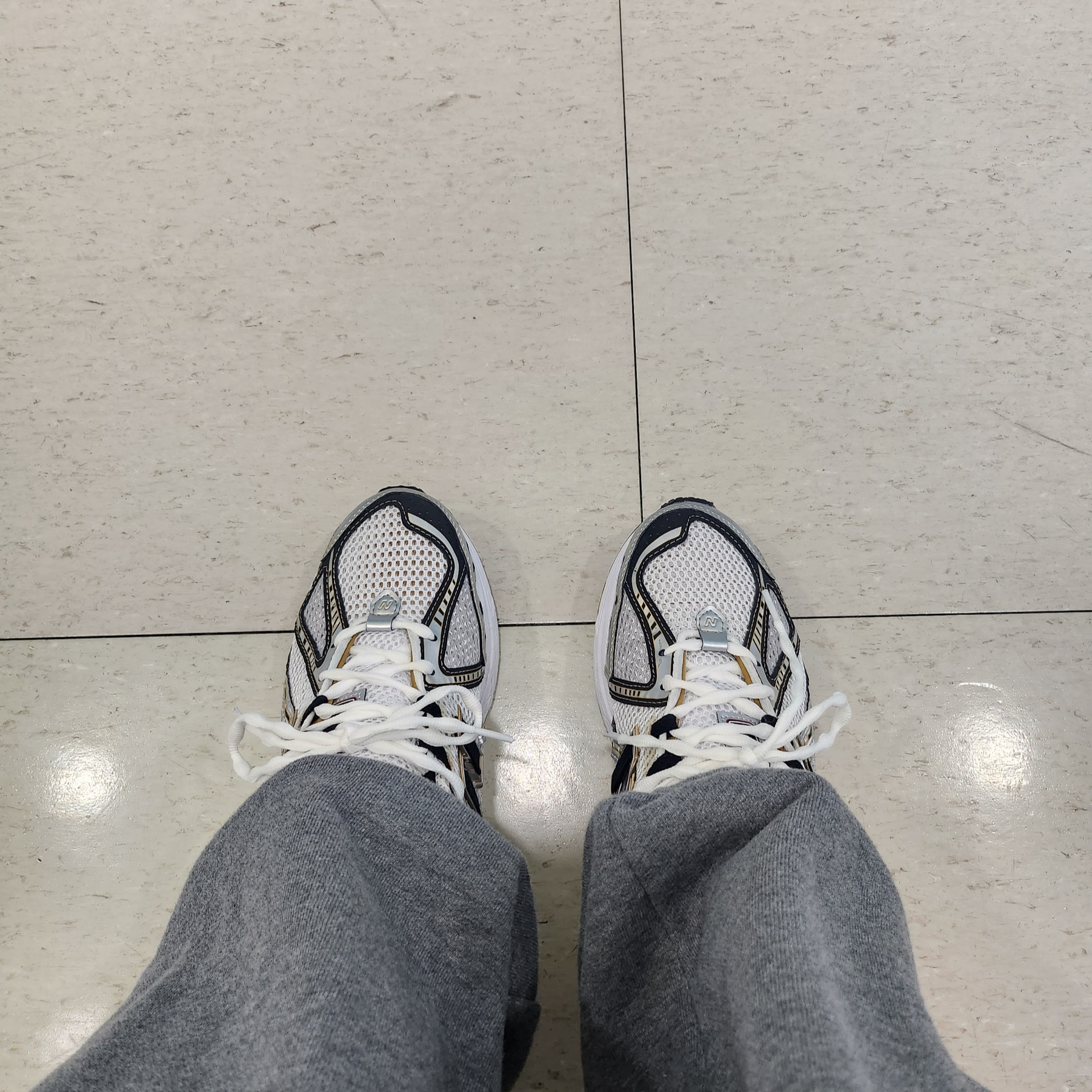 New Balance 1906R White Gold 착용 스타일