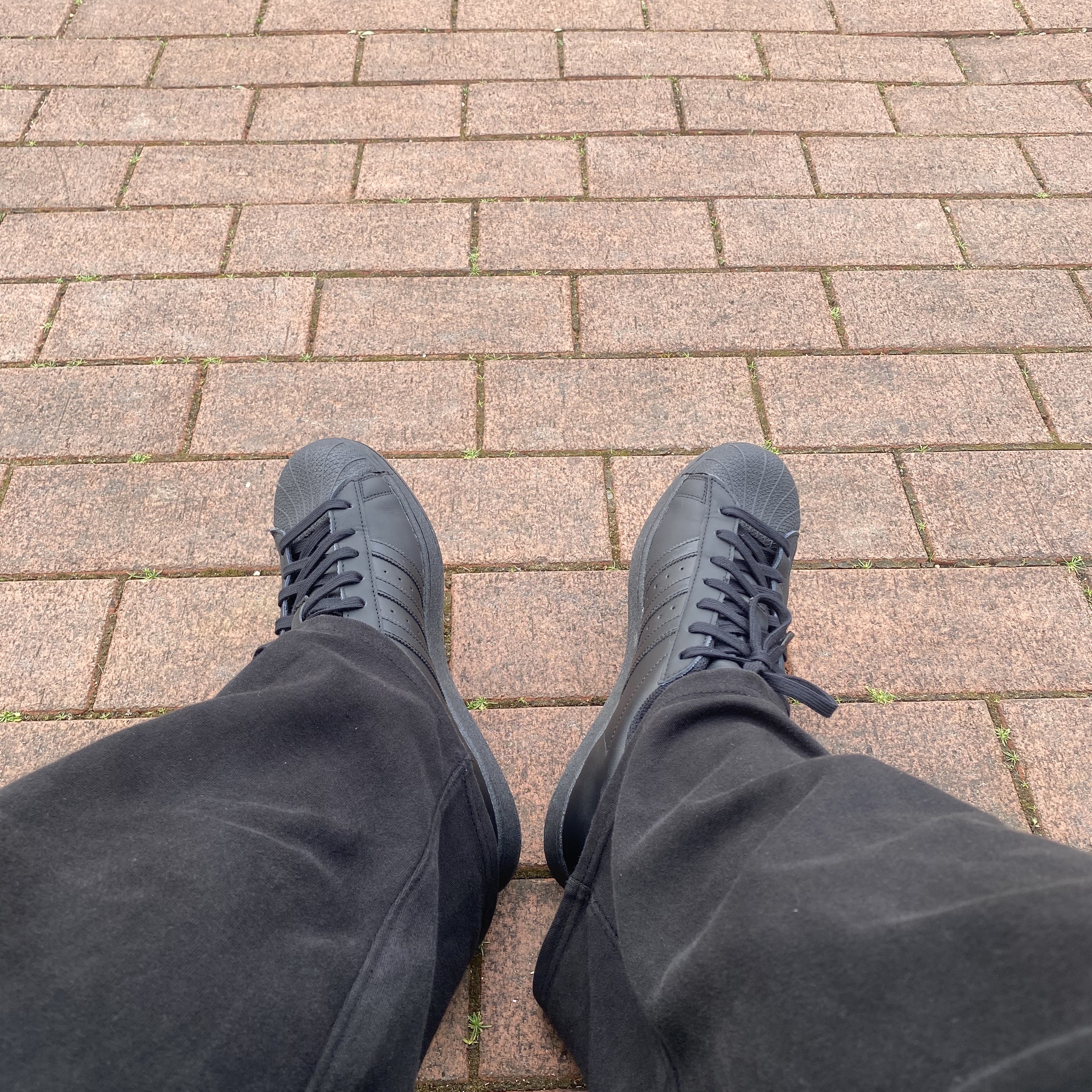 Adidas Superstar Triple Black 착용 스타일