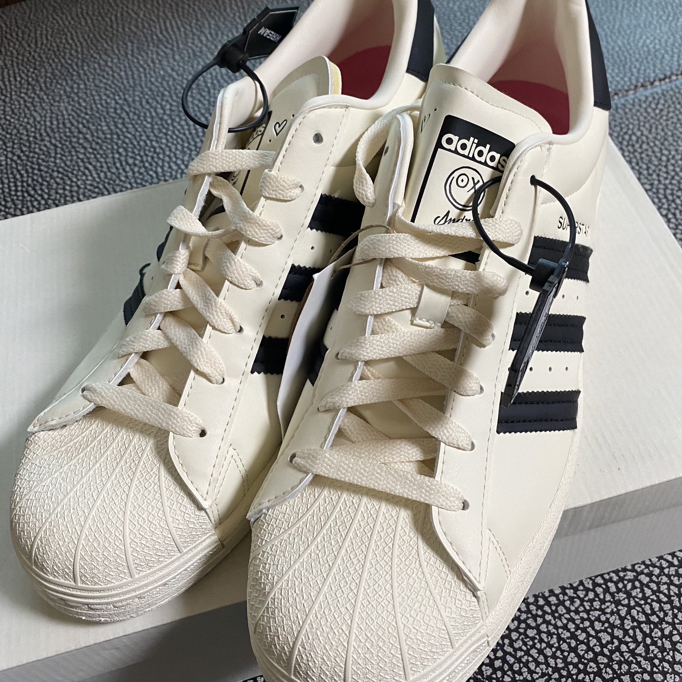 Adidas x Andre Saraiva Superstar Cream White Core Black 착용 스타일 - 2