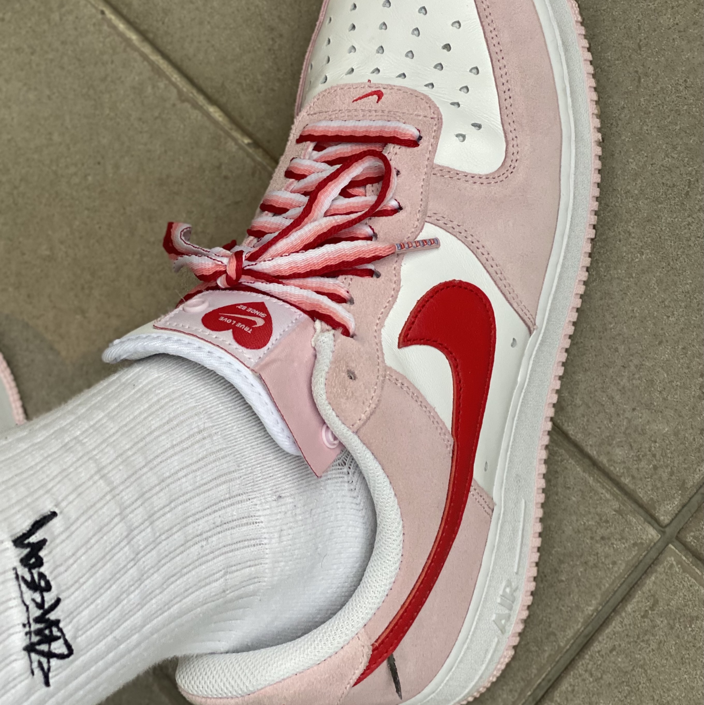Nike Air Force 1 '07 QS Valentine's Day 착용 스타일