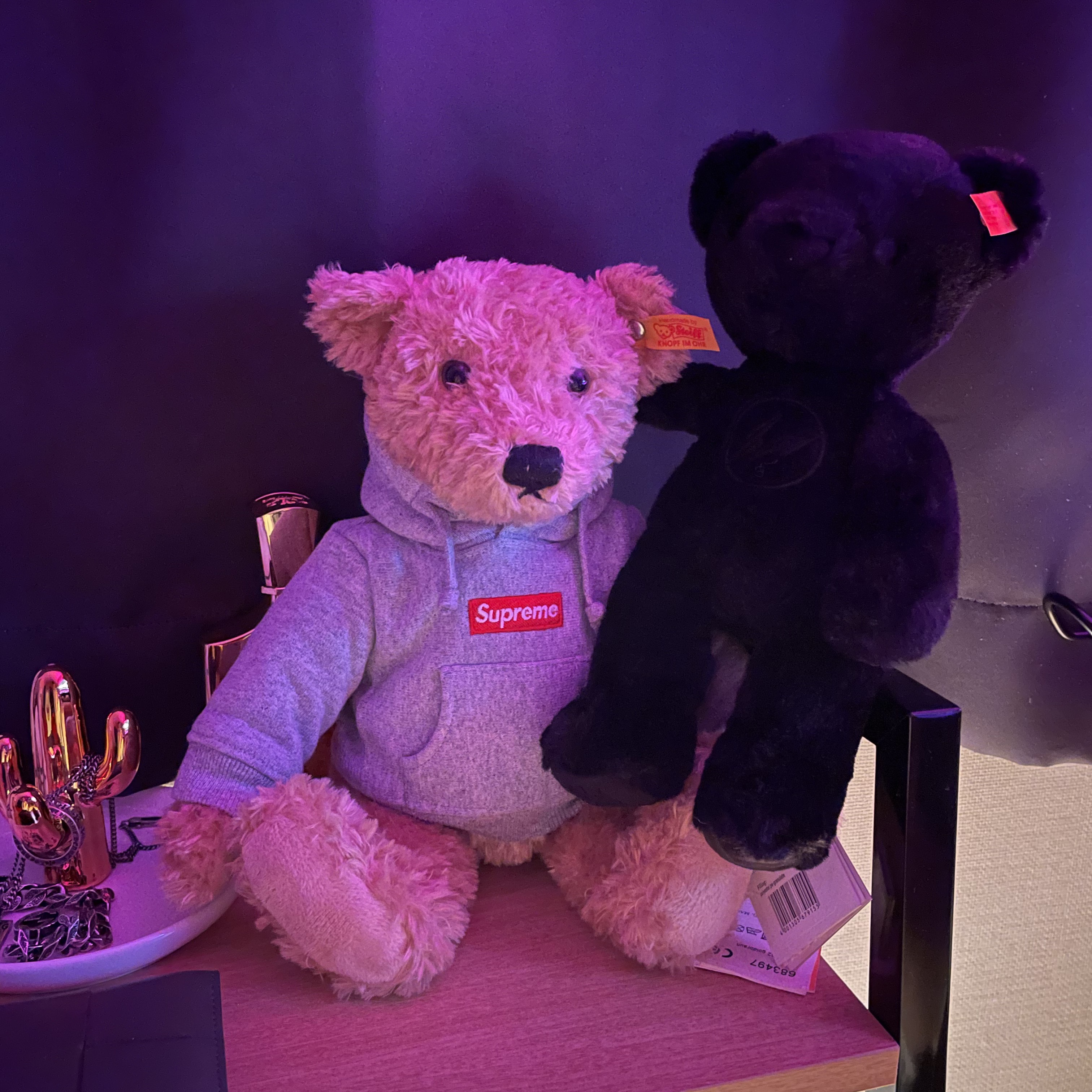 Fragment x Steiff Teddy Bear 26cm Black, Supreme Steiff Bear Heather Grey - 18FW 착용 스타일