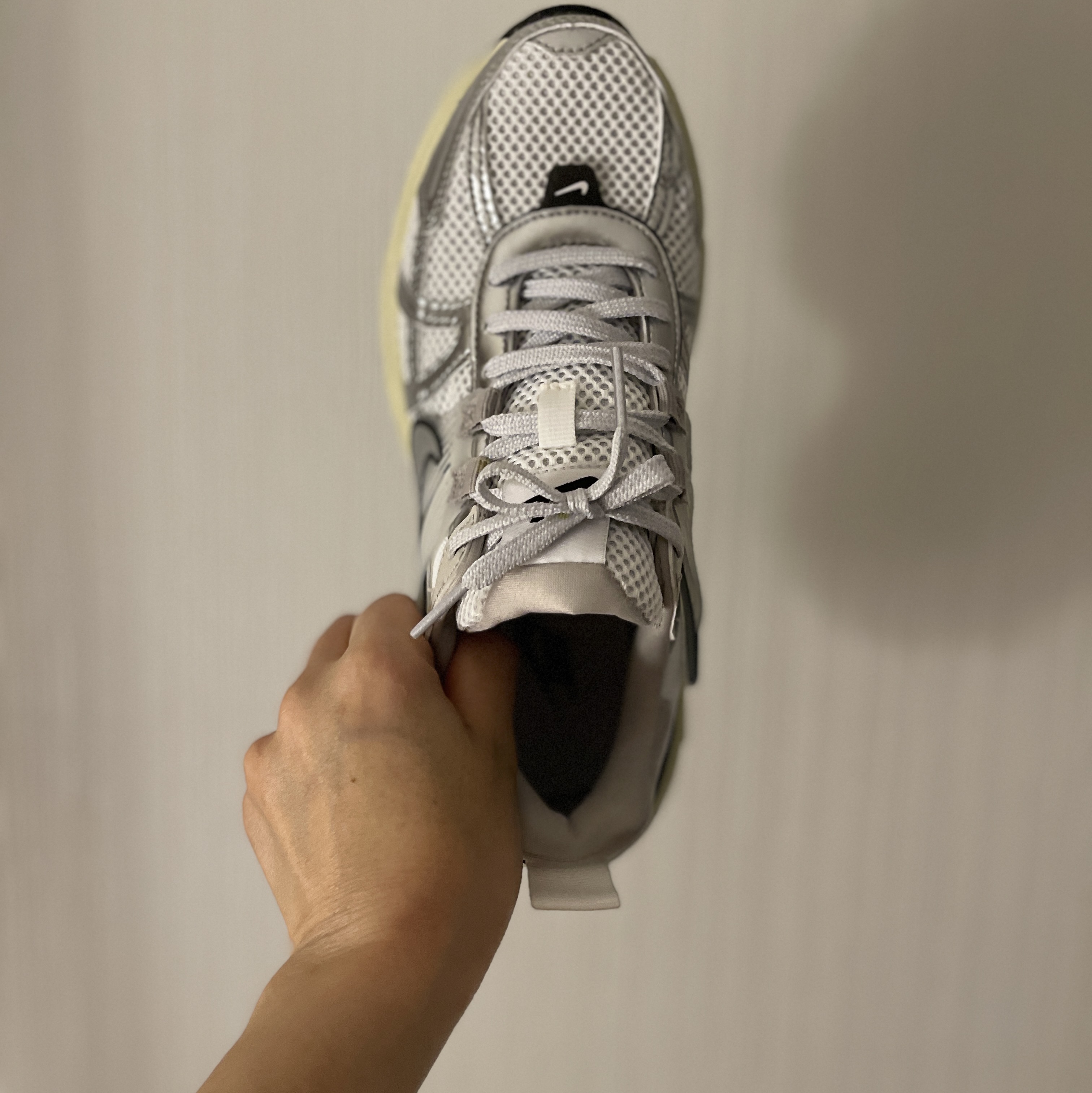 Nike V2K Run Summit White Metallic Silver 착용 스타일 - 4