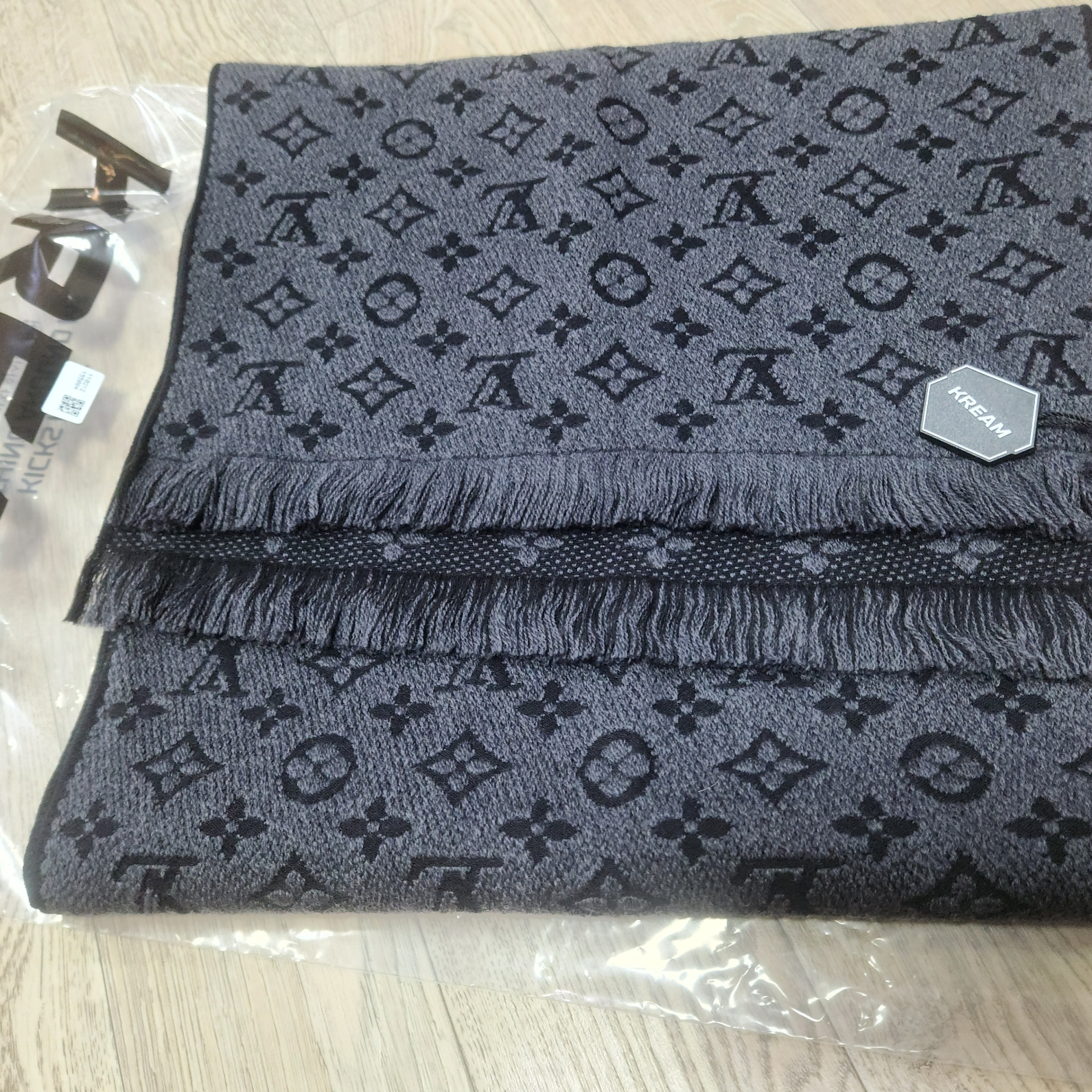 Louis Vuitton Monogram Classic Muffler Charcoal Grey 착용 스타일 - 1