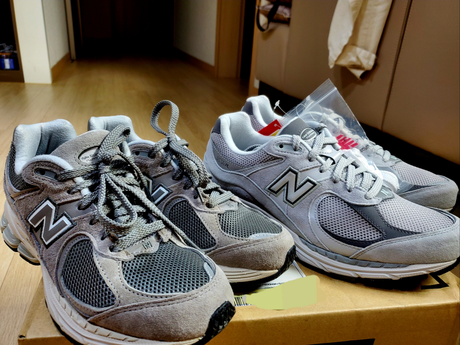 New Balance 2002R Grey, New Balance 2002R T2 Gray 착용 스타일 - 1