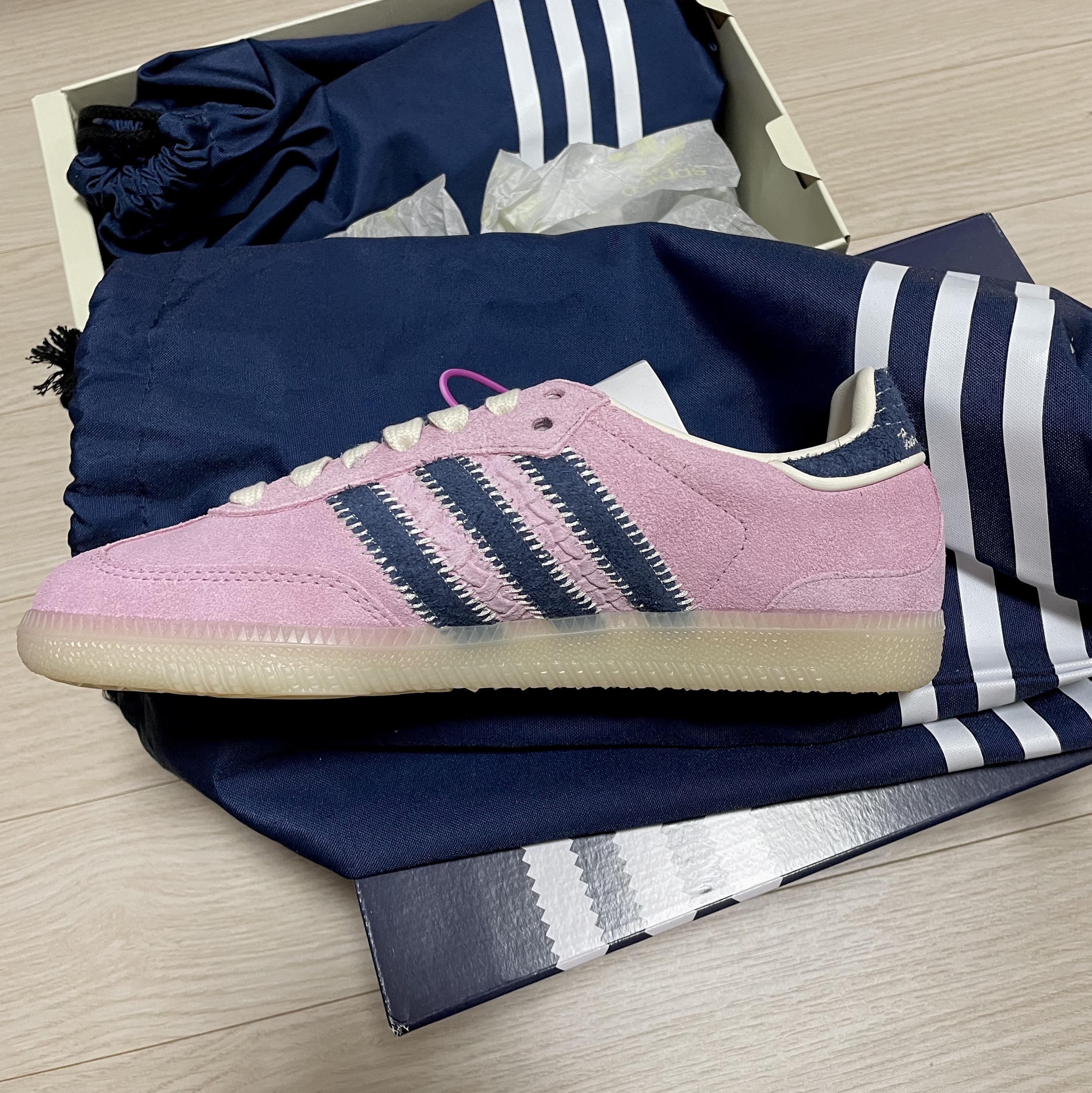 Adidas x Notitle. Samba OG Pink 착용 스타일 - 1