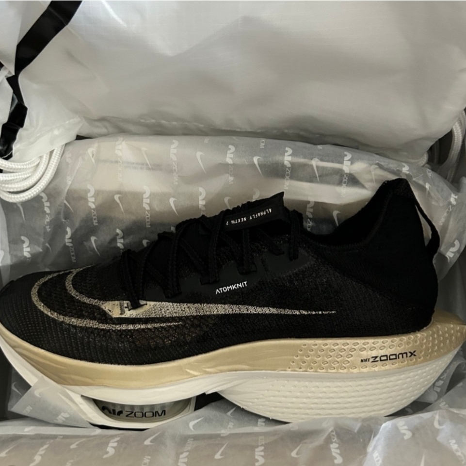 Nike Air Zoom Alphafly Next% 2 Black Metallic Gold Grain 착용 스타일