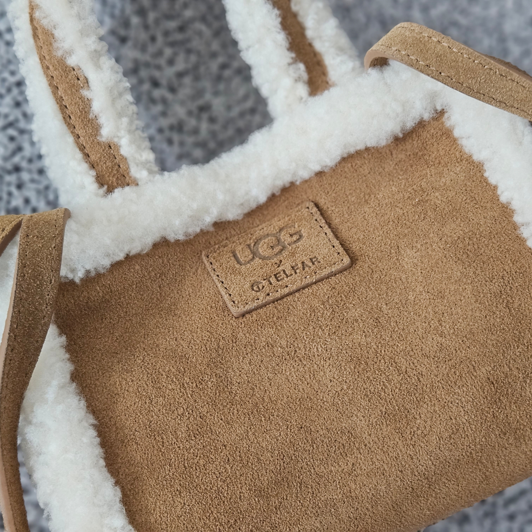 Telfar x UGG Small Shopping Bag Chestnut 착용 스타일 - 3
