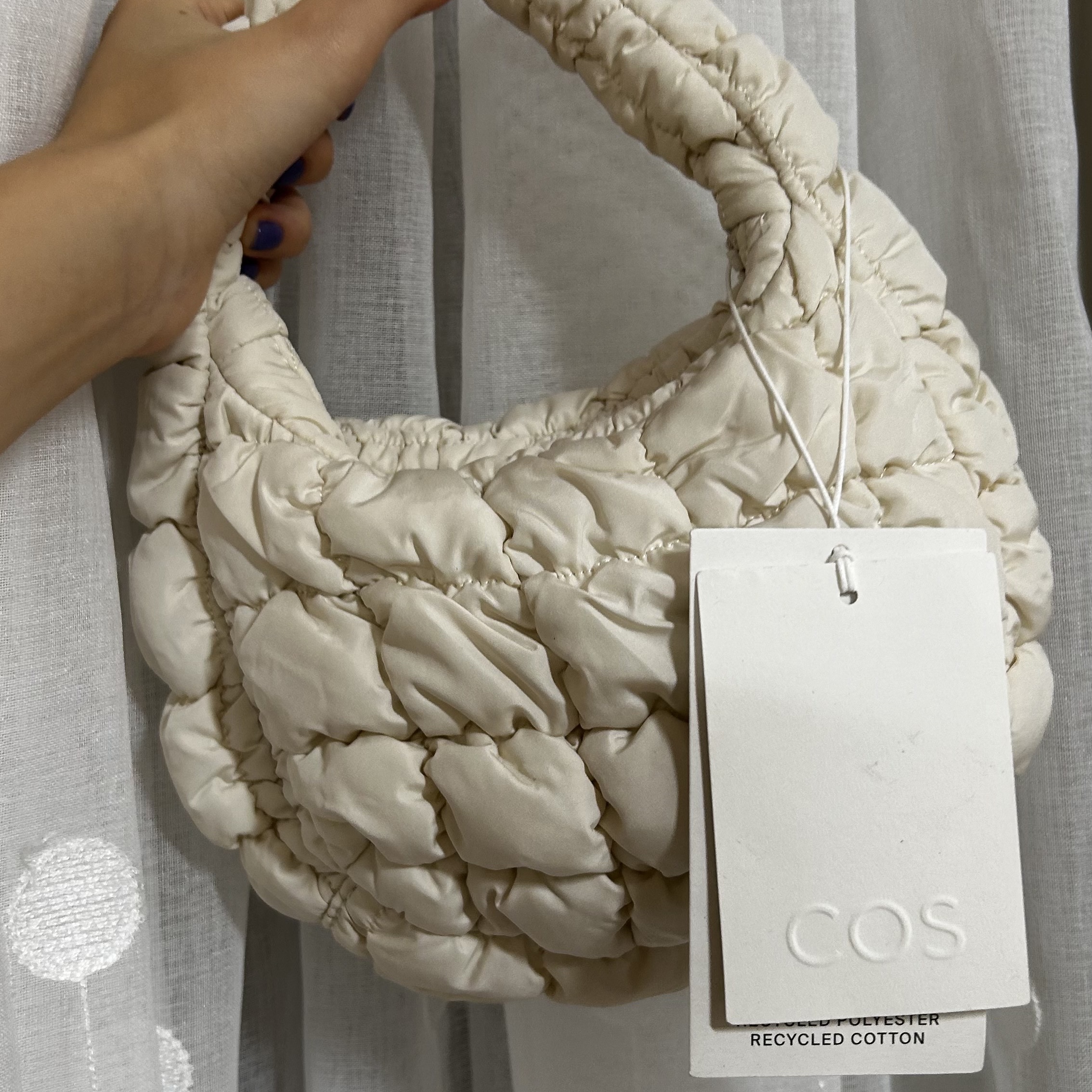 COS Quilted Micro Bag Off White 착용 스타일 - 1