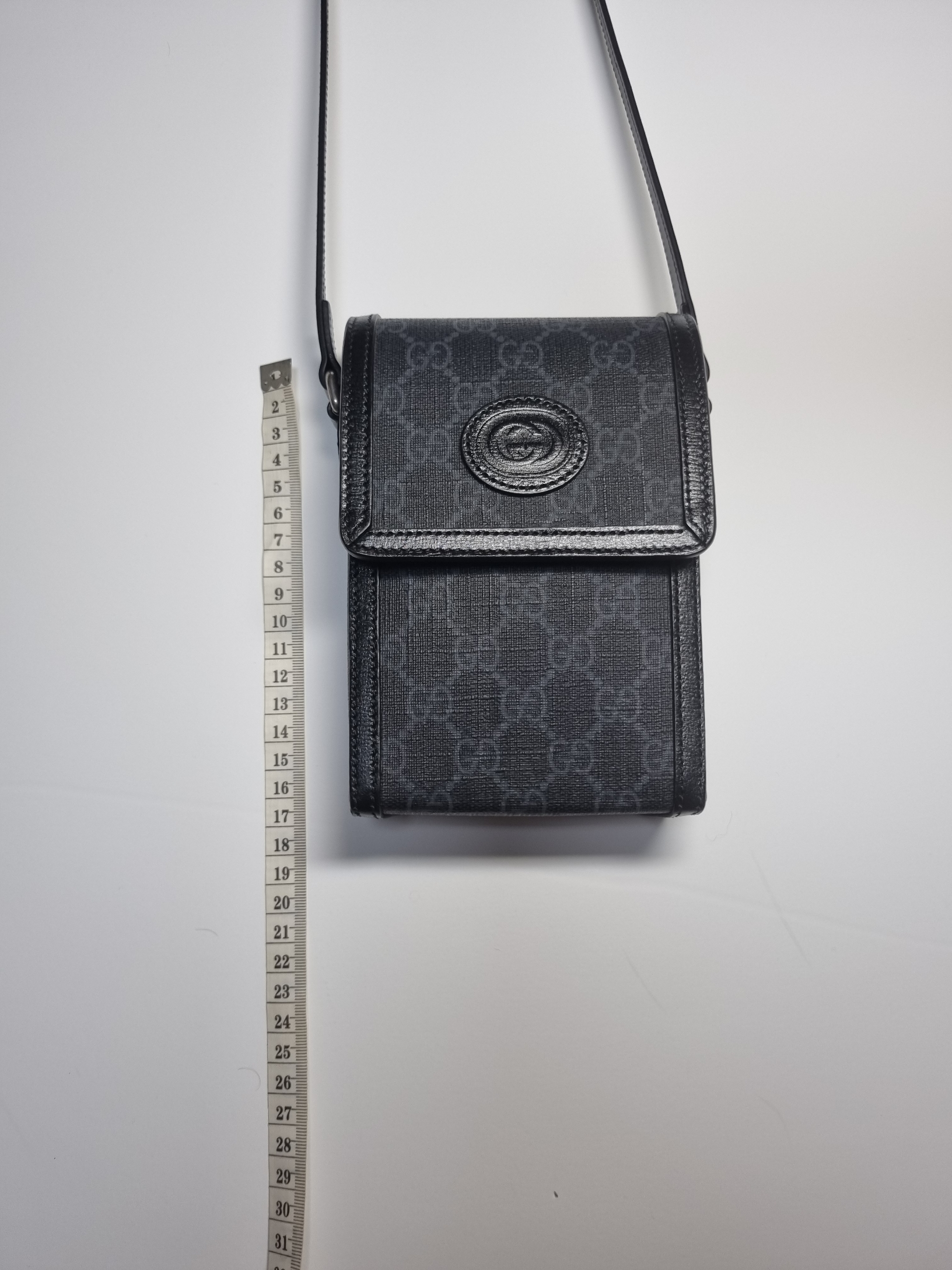 Gucci GG Supreme Canvas Shoulder Bag with Interlocking G Black 착용 스타일 - 2