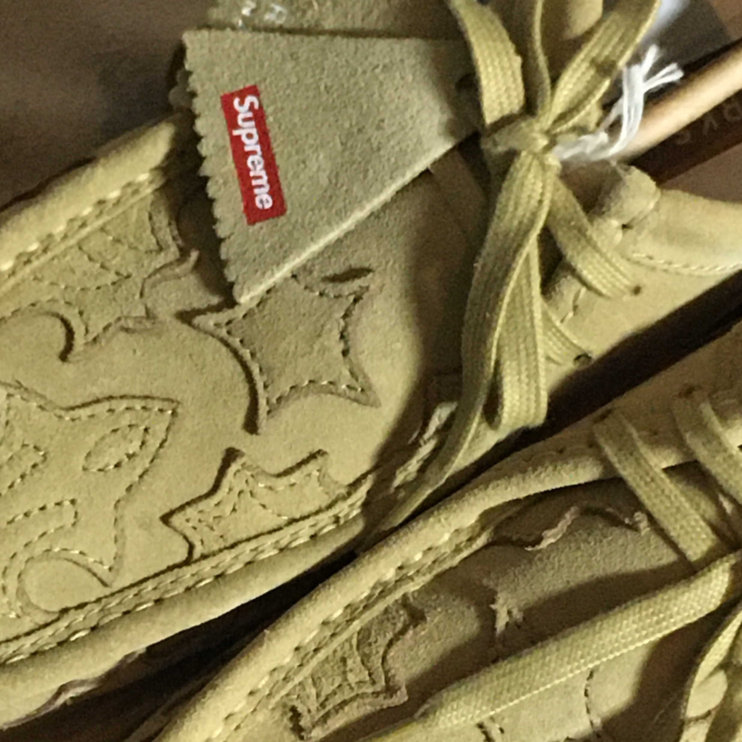 Clarks x Supreme Wallabee Tan 착용 스타일