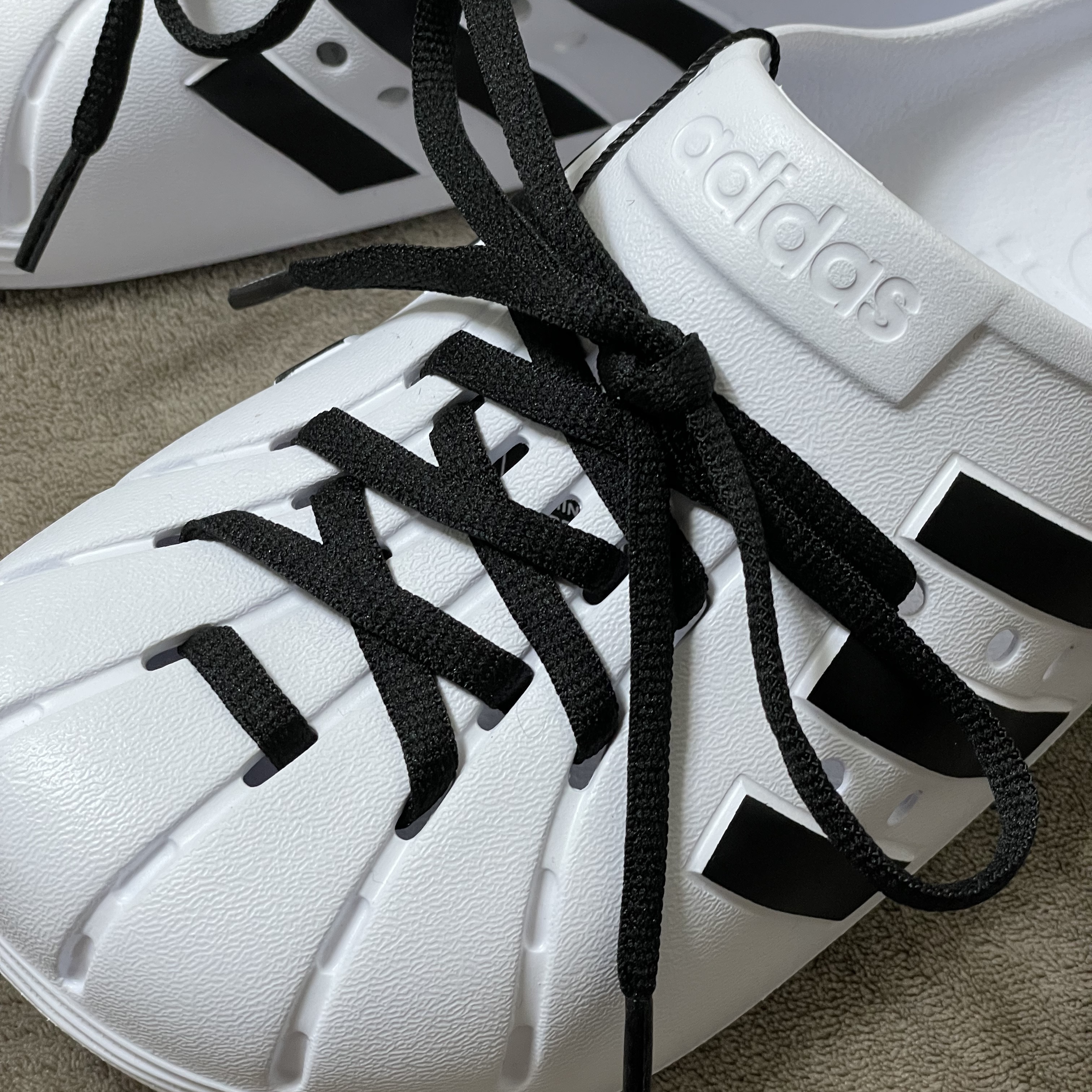 Adidas Adilette Clog White Black 착용 스타일 - 1