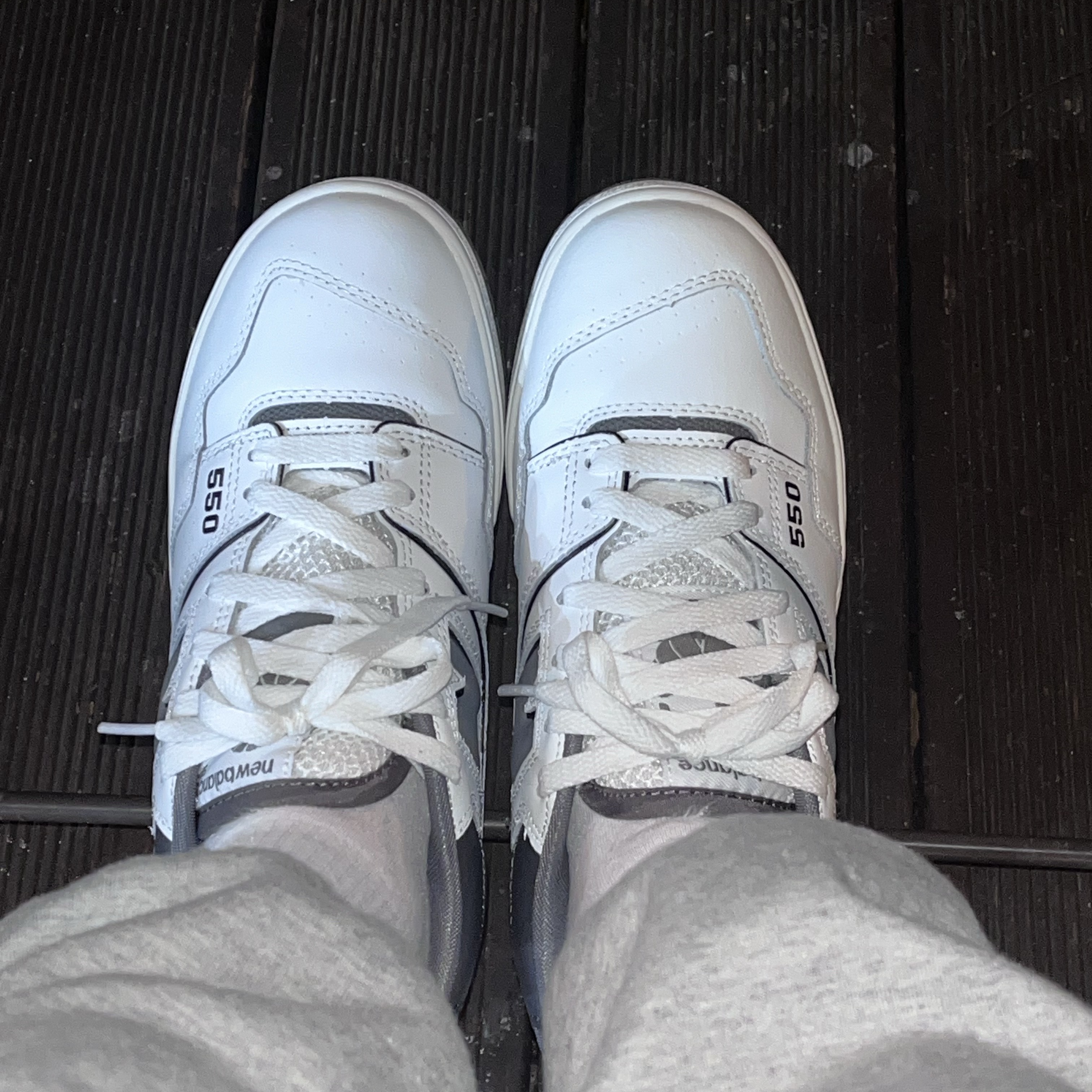 New Balance 550 White Grey Dark Grey - 2E Wide 착용 스타일 - 1