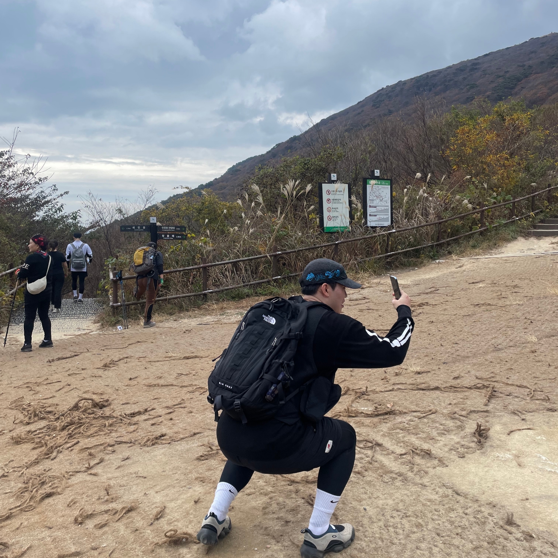 Nike x Off-White NRG Hat Black, Supreme Hanes Bones Thermal Crew Black (1 Pack) 착용 스타일 - 1