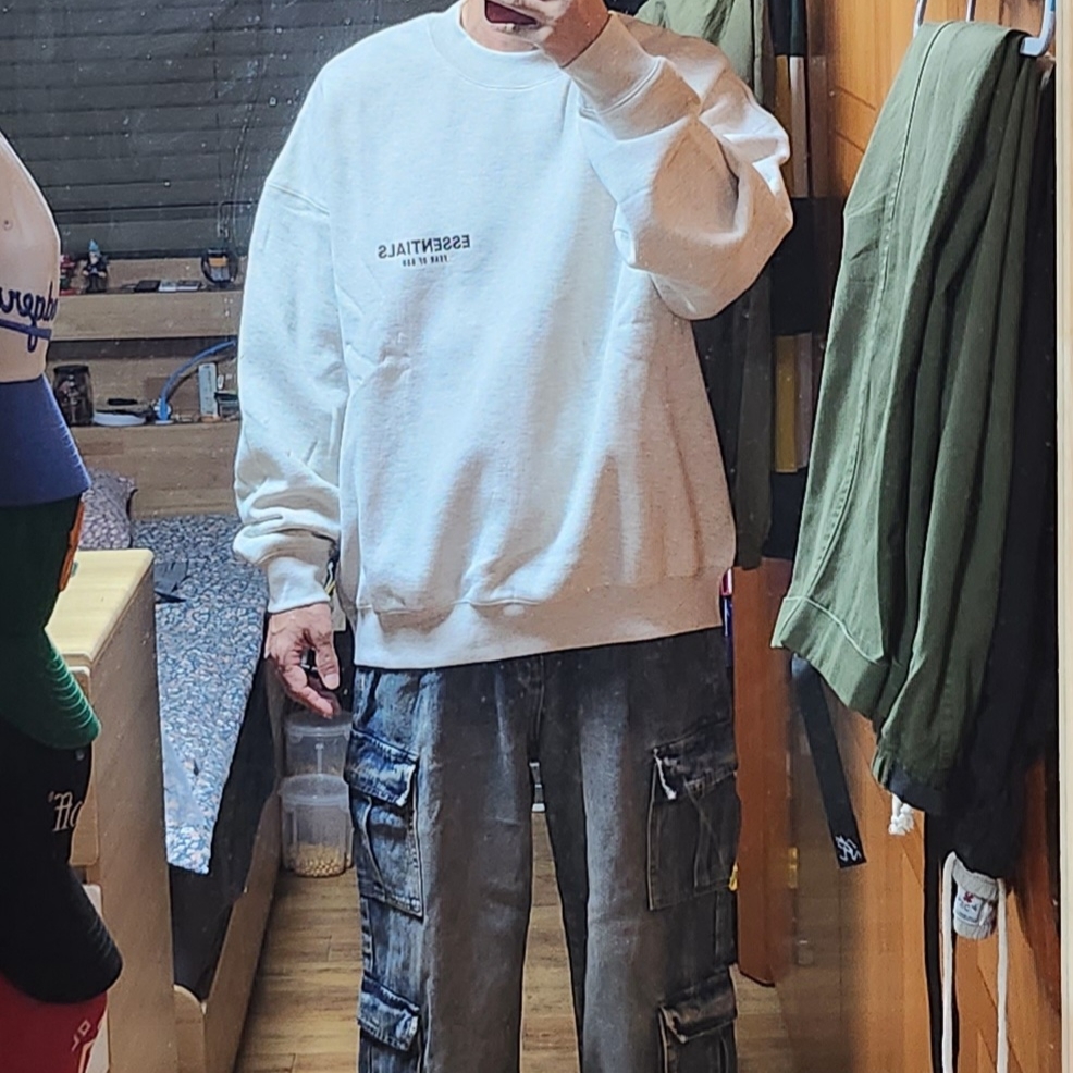 Essentials The Core Collection Crewneck Sweatshirt Light Oatmeal 착용 스타일