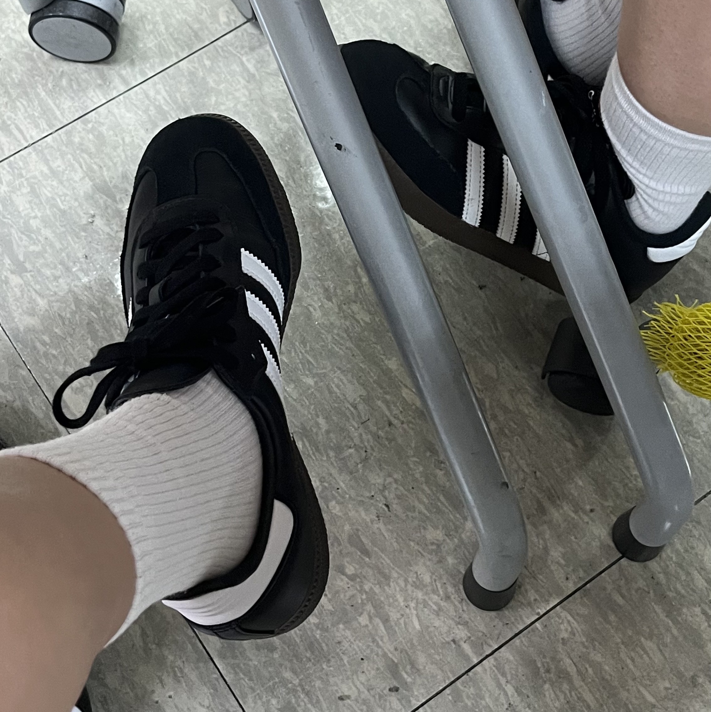 Adidas Samba OG Black White Gum 착용 스타일 - 1