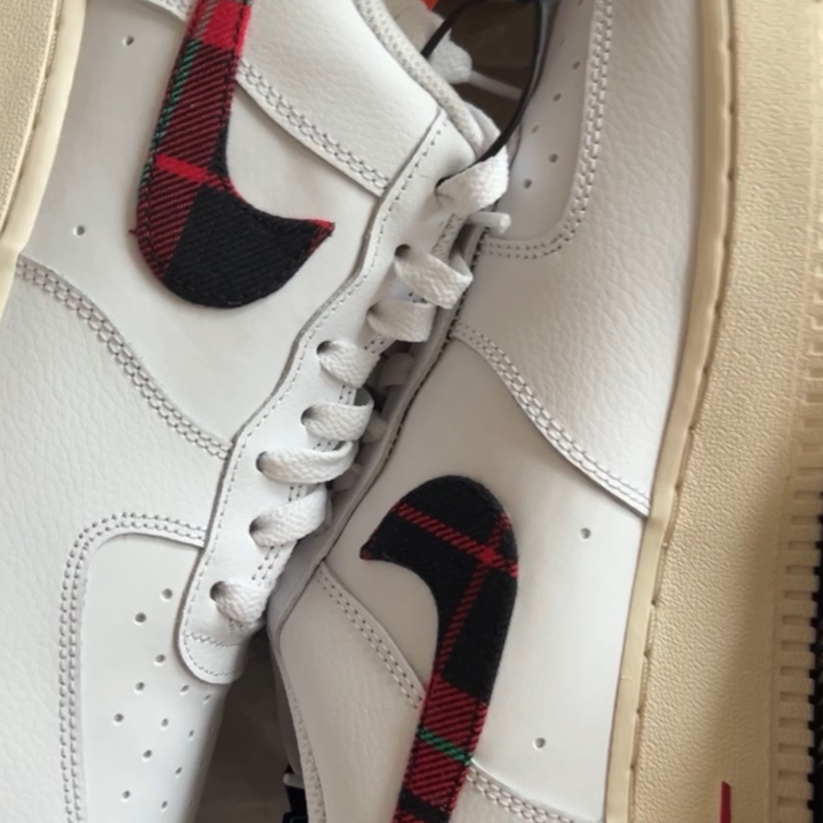 Nike Air Force 1 Low University Red Stadium Green 착용 스타일