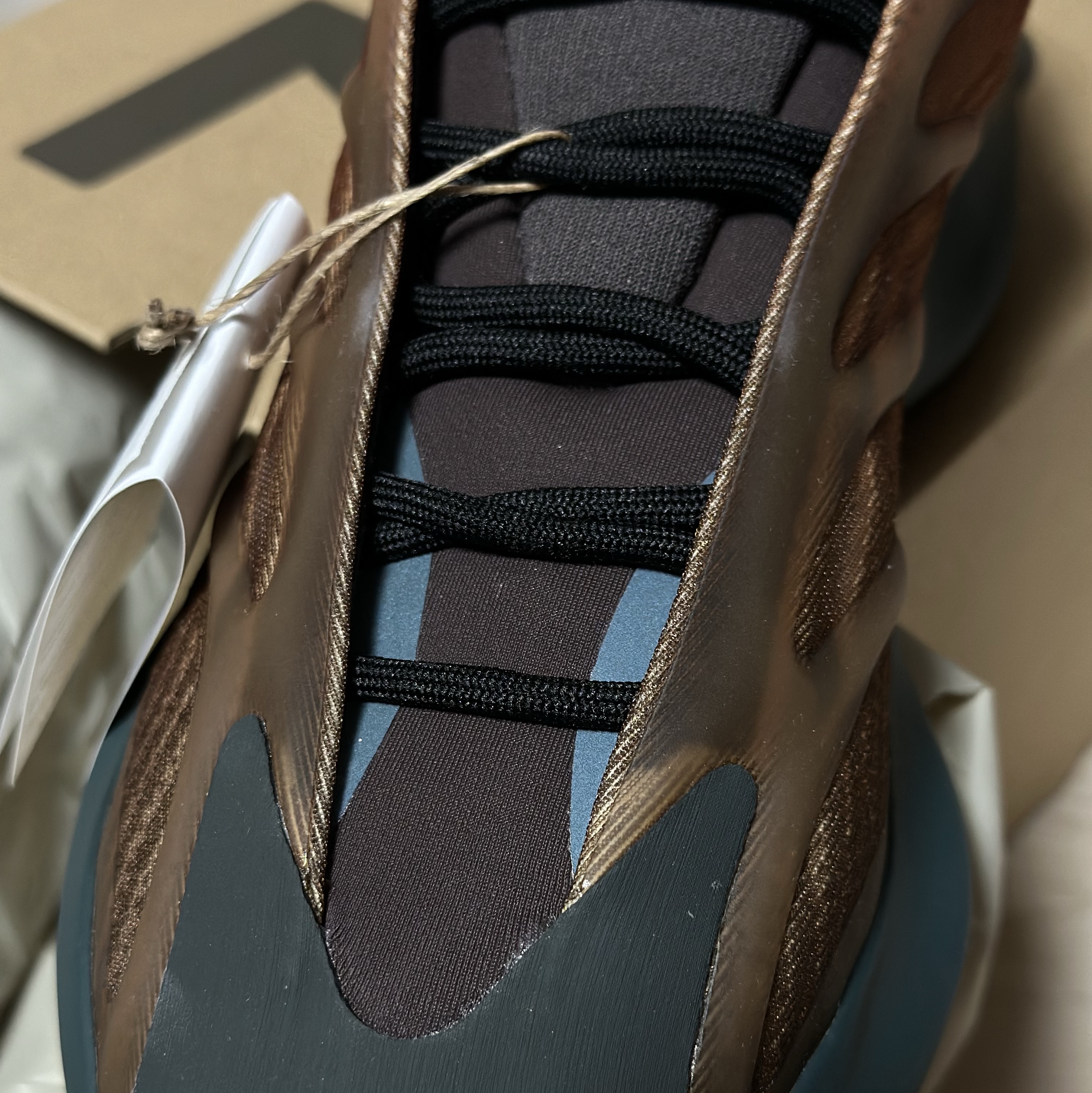 Adidas Yeezy 700 V3 Copper Fade 착용 스타일 - 2