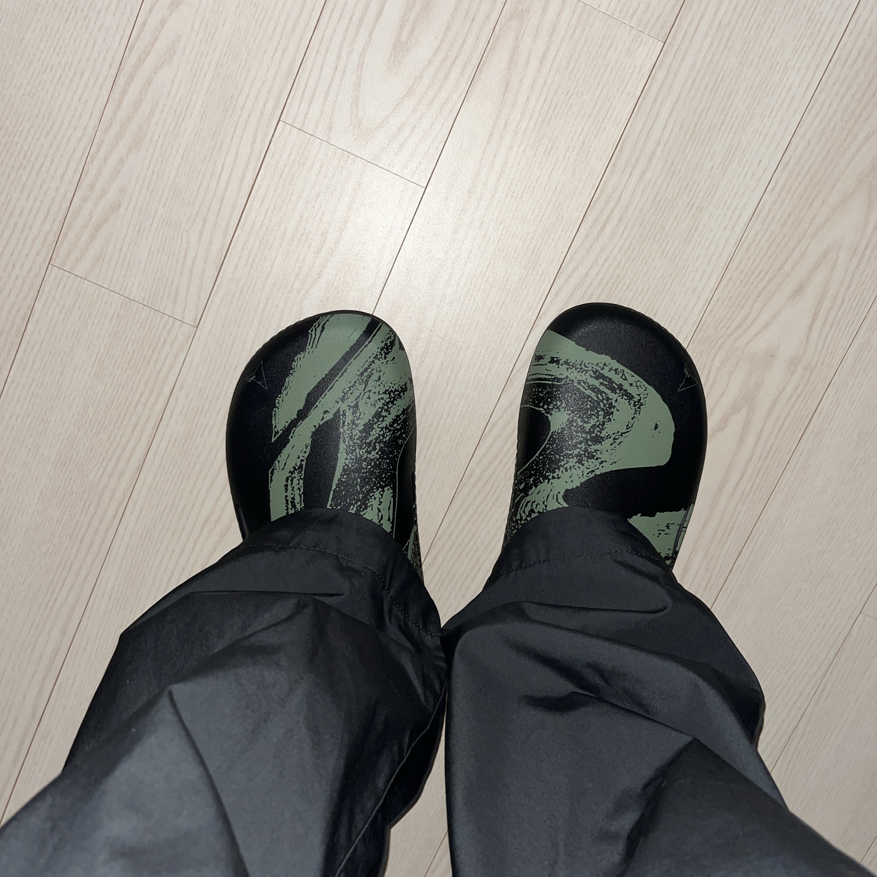 Crocs x Roa Hiking Mellow Clog Black Multi 착용 스타일 - 1