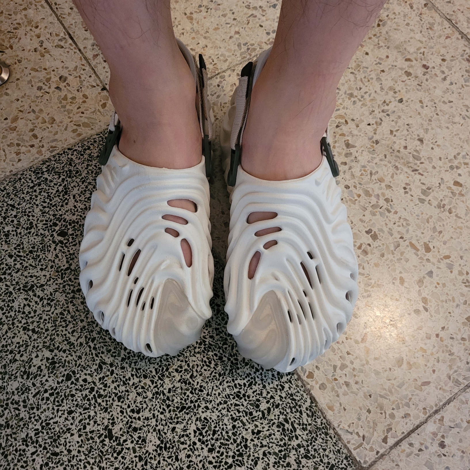 Crocs x Salehe Bembury Pollex Clog Stratus 착용 스타일