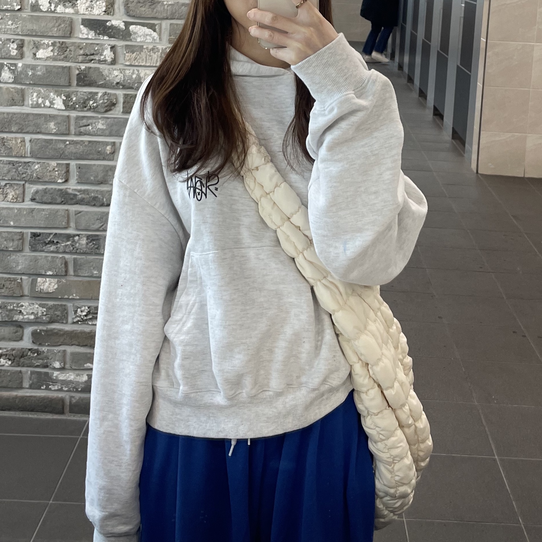 COS Quilted Oversized Shoulder Bag Off White Light Beige 착용 스타일