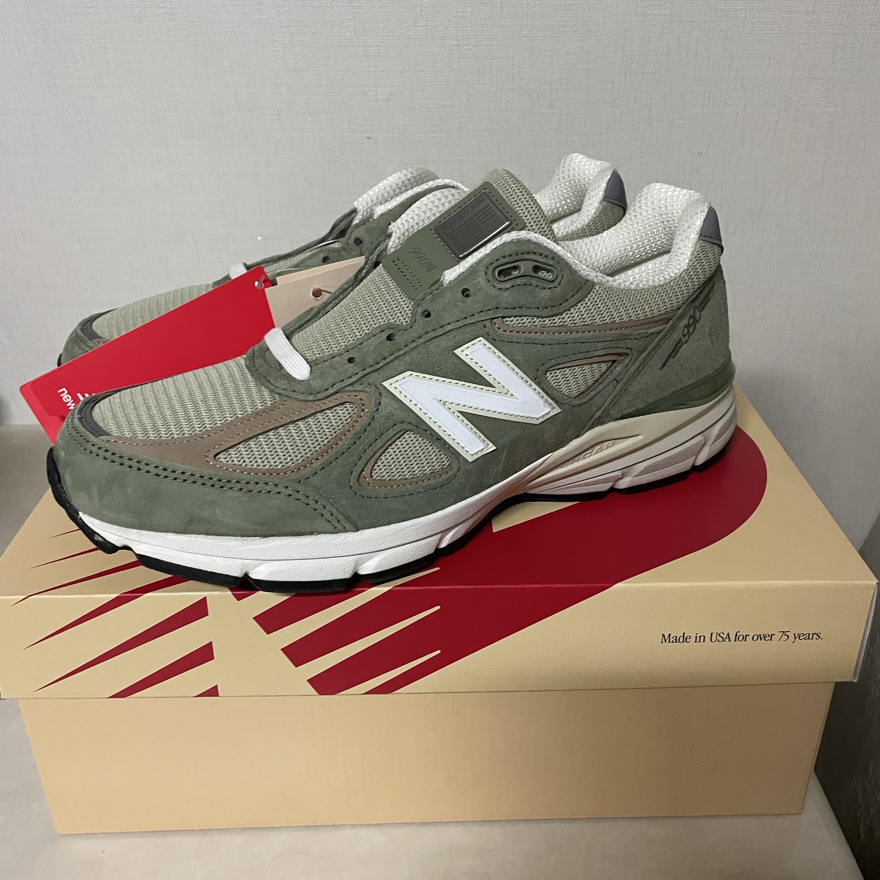 New Balance 990v4 Made in USA Olive Incense 착용 스타일 - 1