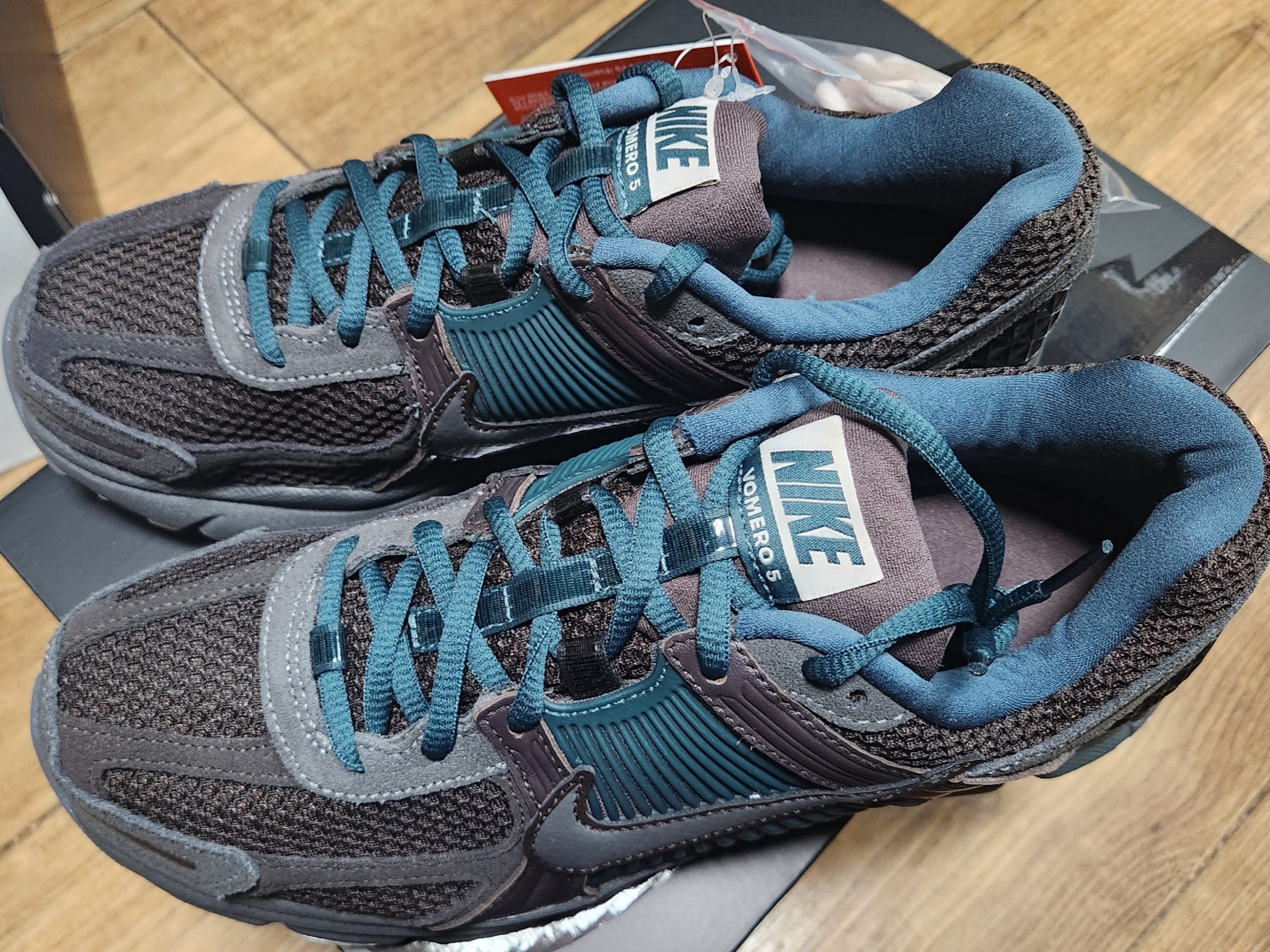 Nike Zoom Vomero 5 Velvet Brown and Medium Ash 착용 스타일