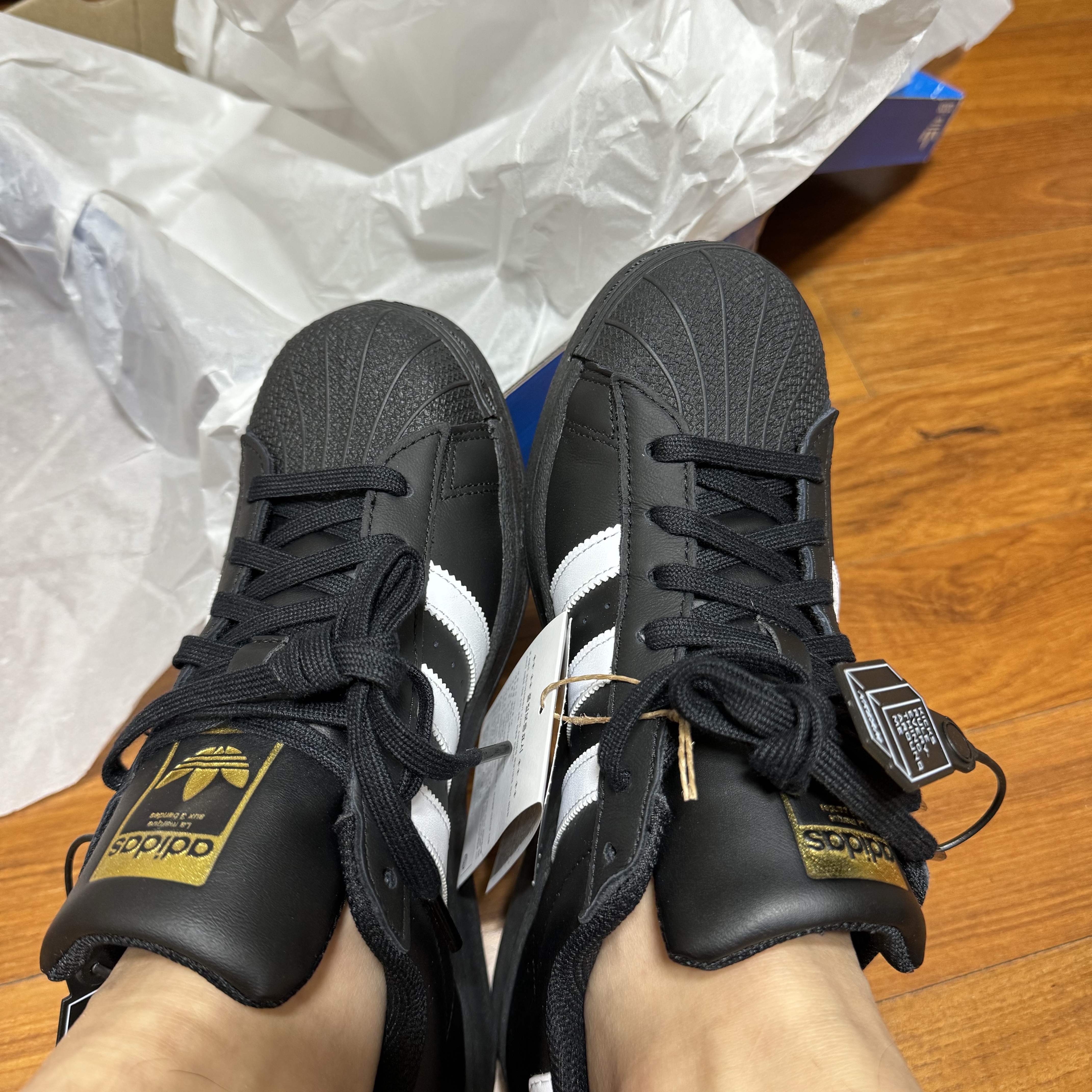 Adidas Superstar Core Black White 착용 스타일